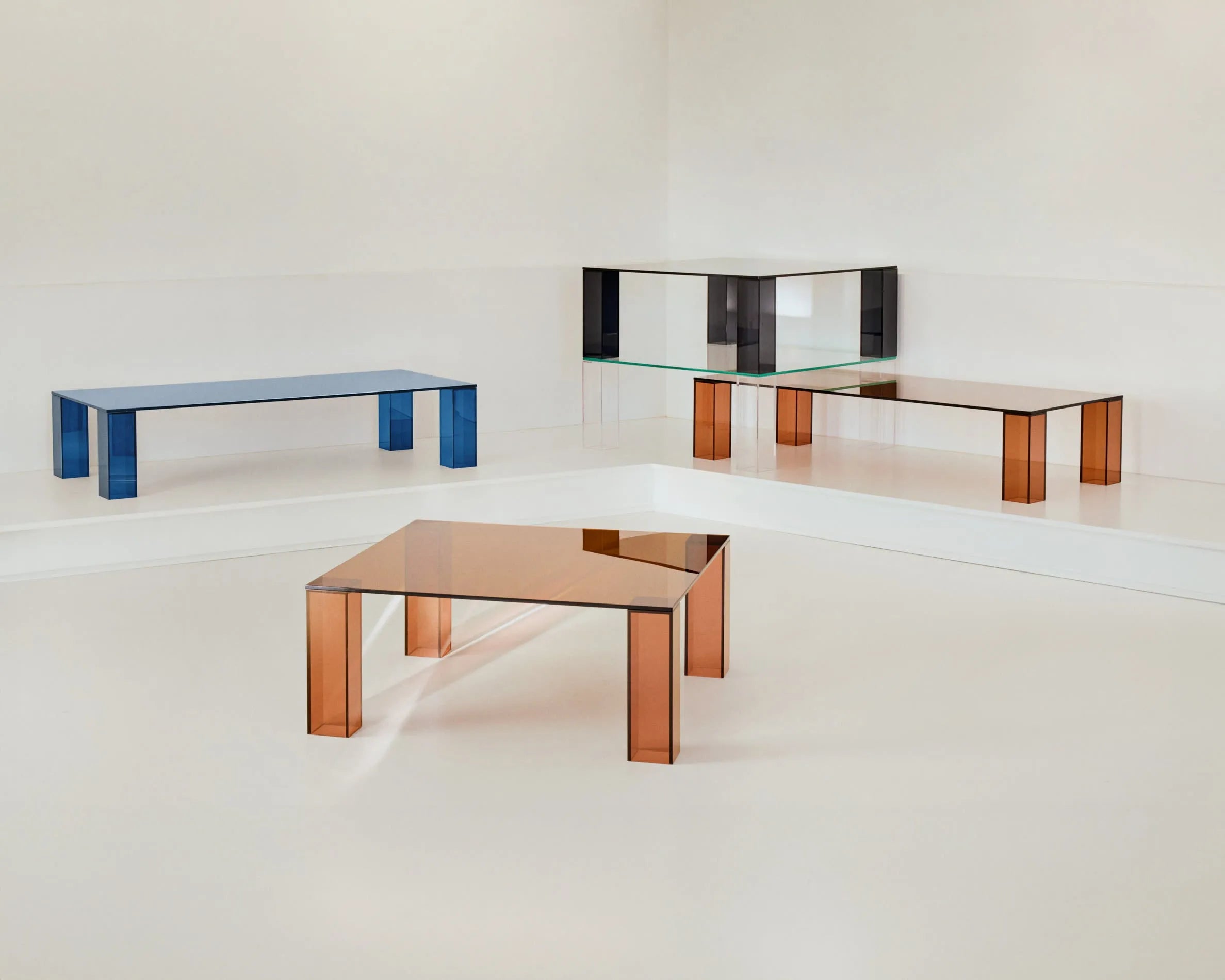 Eleganter Couchtisch aus braunem Glas, 140x60 cm, minimalistisch und robust, ideal für moderne Wohnräume.