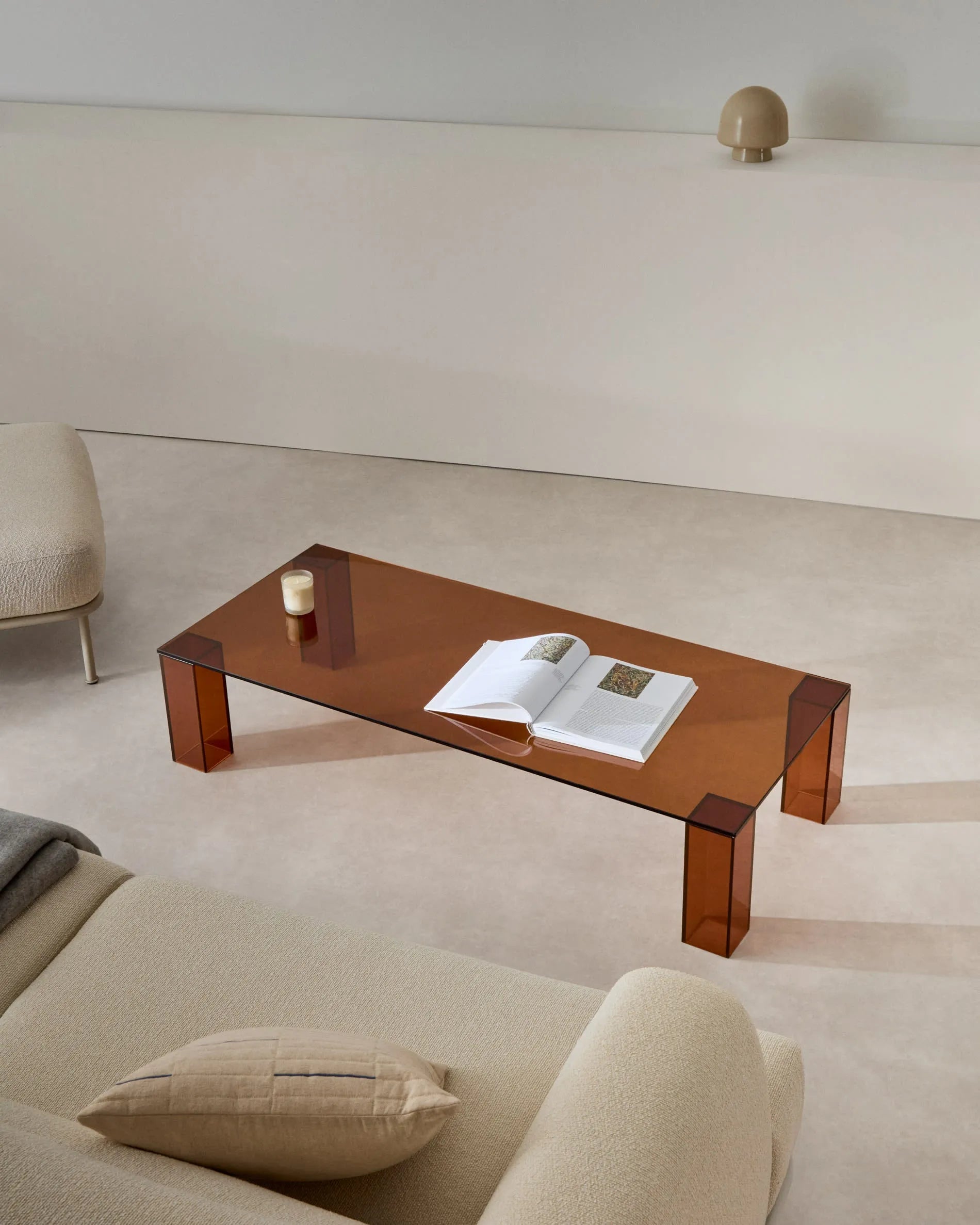 Eleganter Couchtisch aus braunem Glas, 140x60 cm, minimalistisch und robust, ideal für moderne Wohnräume.