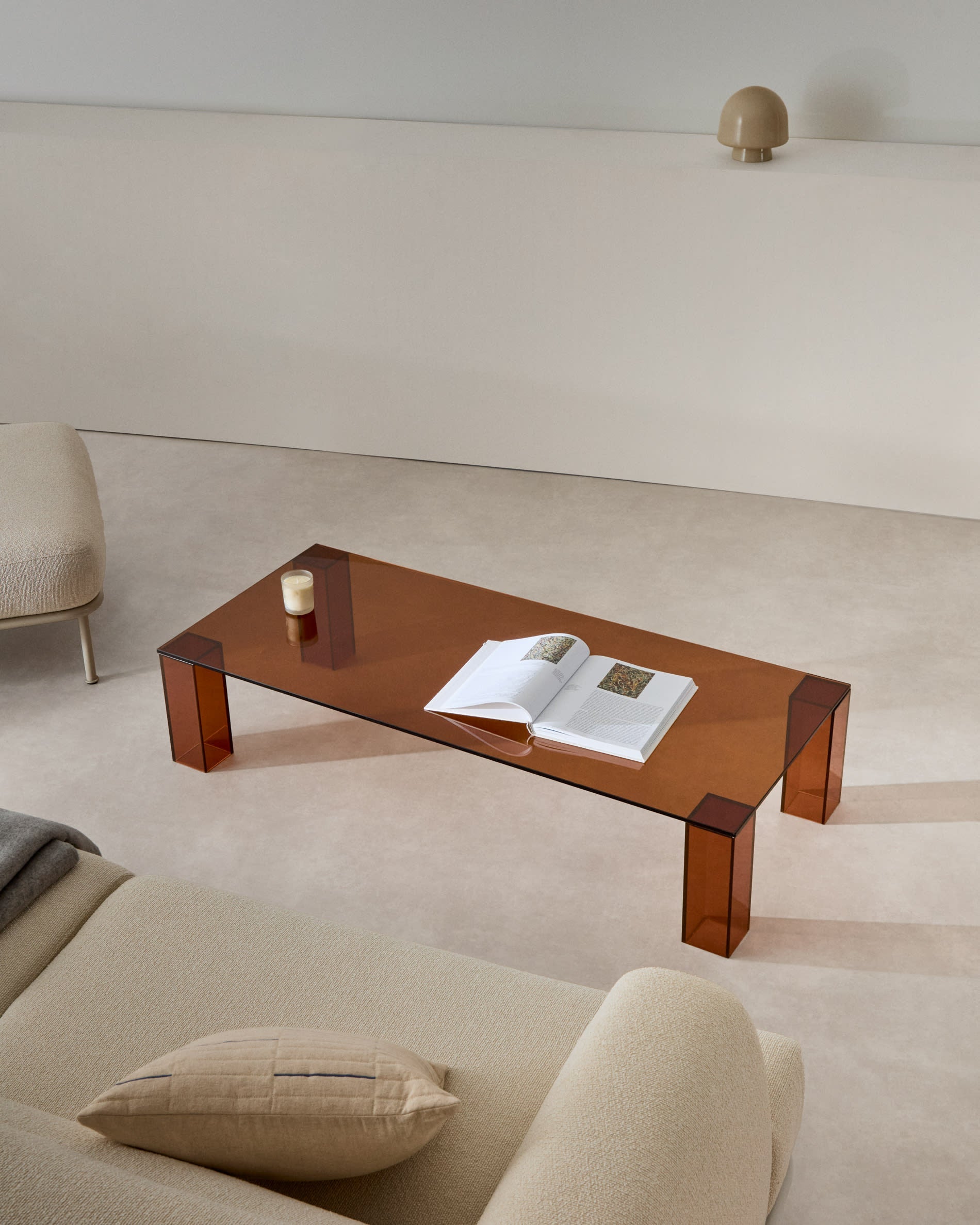 Eleganter Couchtisch Adularia aus braunem Glas, 140 x 60 cm, von Kave Home – modernes Design für stilvolle Wohnräume.