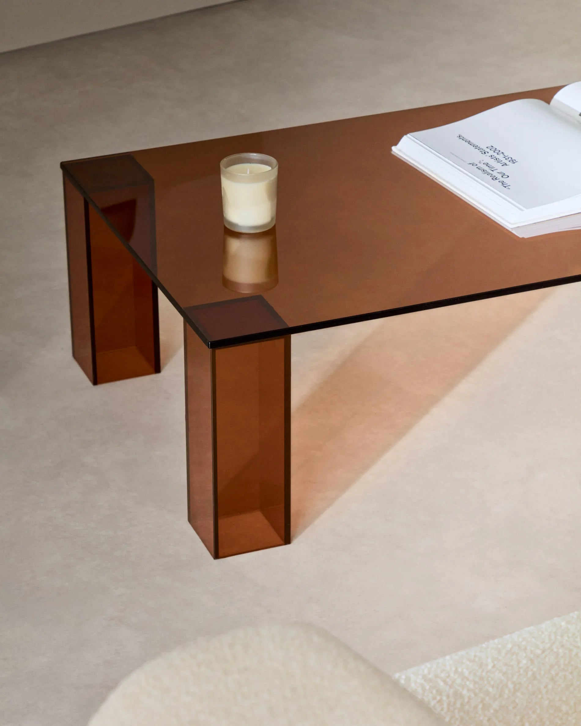 Eleganter Couchtisch aus braunem Glas, 140x60 cm, minimalistisch und robust, ideal für moderne Wohnräume.