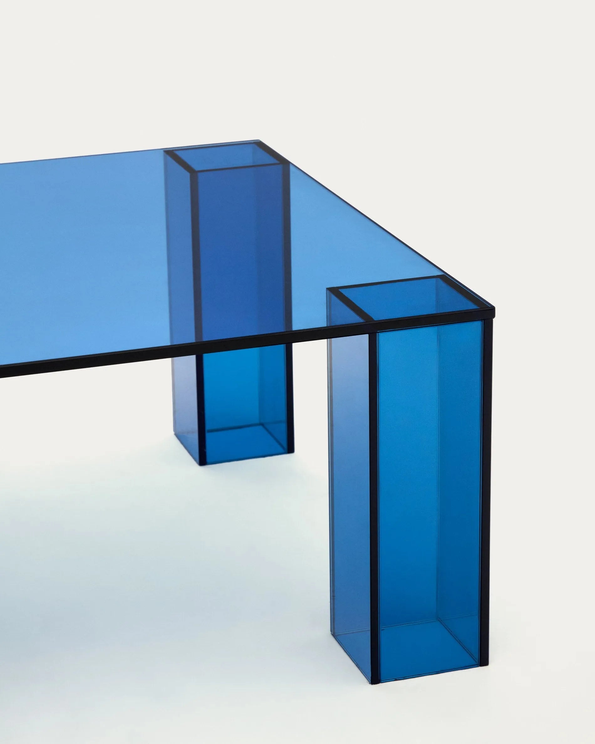 Eleganter Couchtisch aus blauem, gehärtetem Glas, 140x60 cm, vereint modernes Design mit Funktionalität und stilvoller Präsenz.