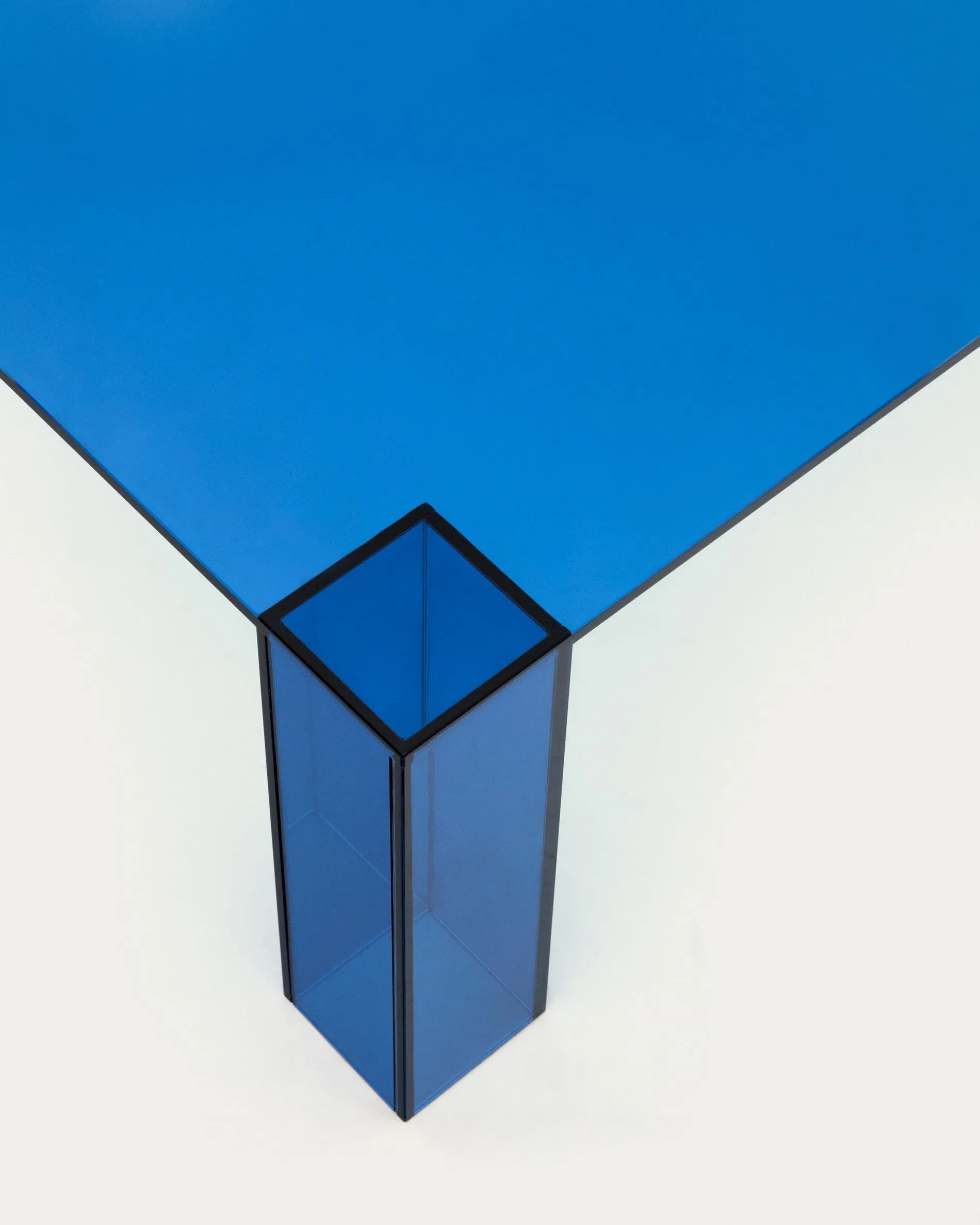 Eleganter Couchtisch aus blauem, gehärtetem Glas, 140x60 cm, vereint modernes Design mit Funktionalität und stilvoller Präsenz.