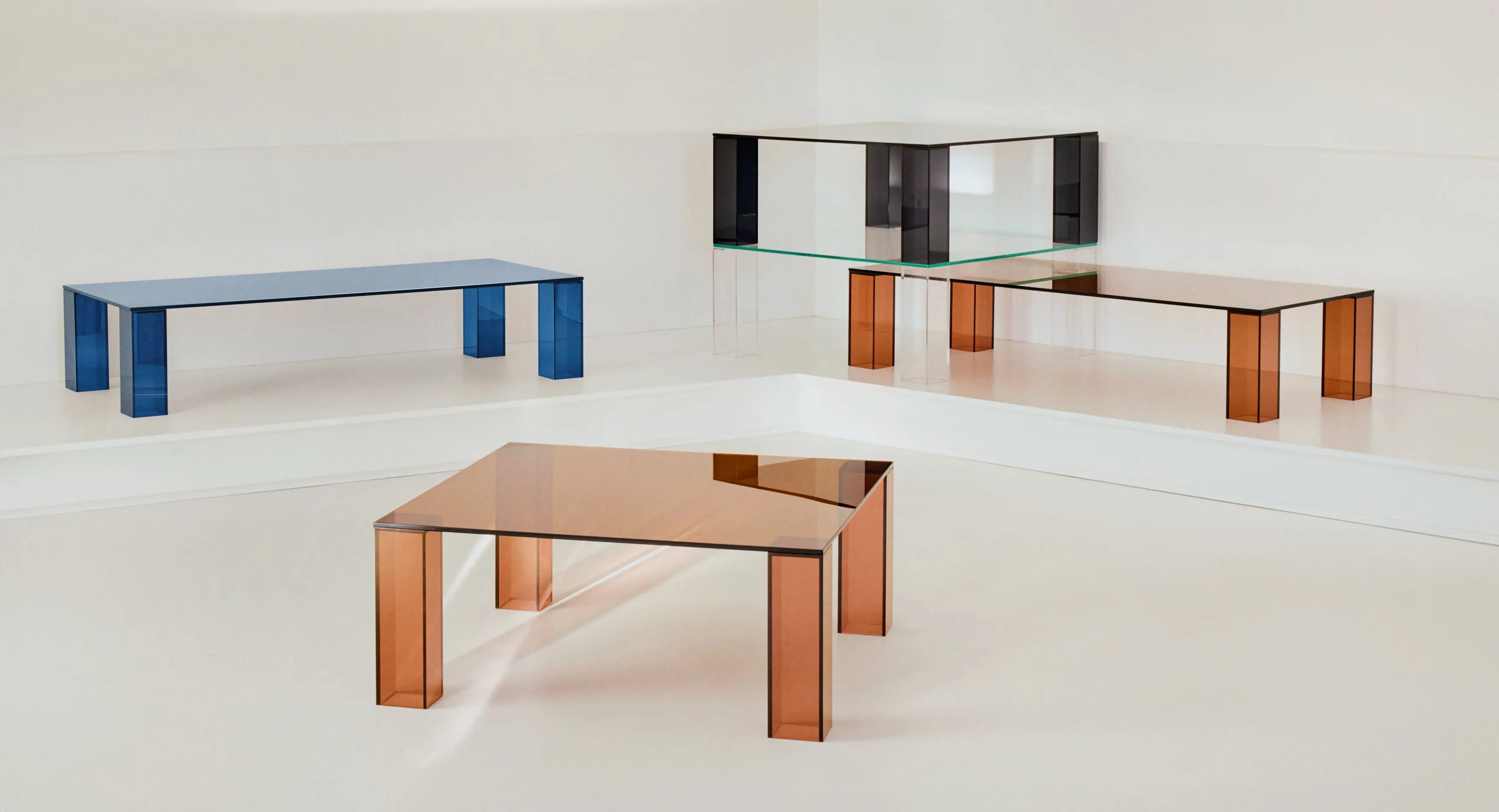 Eleganter Couchtisch aus blauem, gehärtetem Glas, 140x60 cm, vereint modernes Design mit Funktionalität und stilvoller Präsenz.