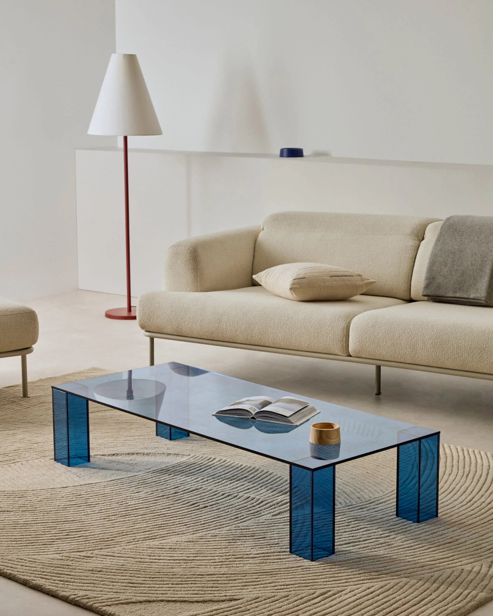 Eleganter Couchtisch aus blauem, gehärtetem Glas, 140x60 cm, vereint modernes Design mit Funktionalität und stilvoller Präsenz.