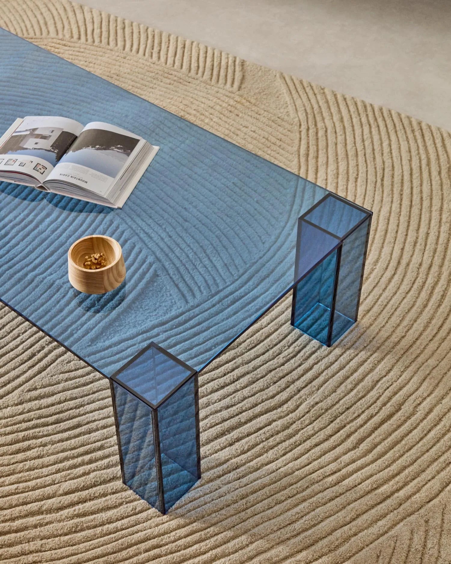 Eleganter Couchtisch aus blauem, gehärtetem Glas, 140x60 cm, vereint modernes Design mit Funktionalität und stilvoller Präsenz.