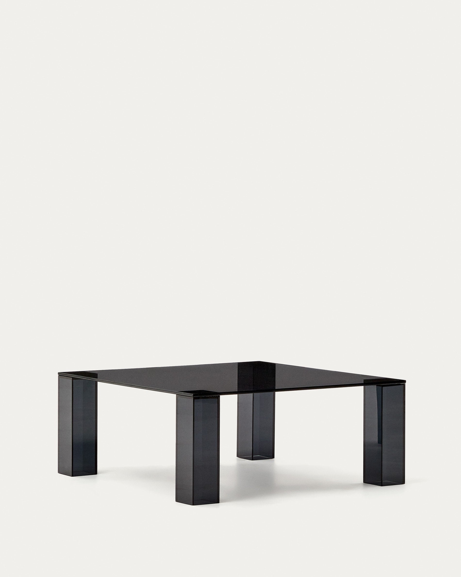 Eleganter Beistelltisch aus dunkelgrauem gehärtetem Glas, 85x85 cm, von Kave Home, ideal für moderne und stilvolle Wohnräume.