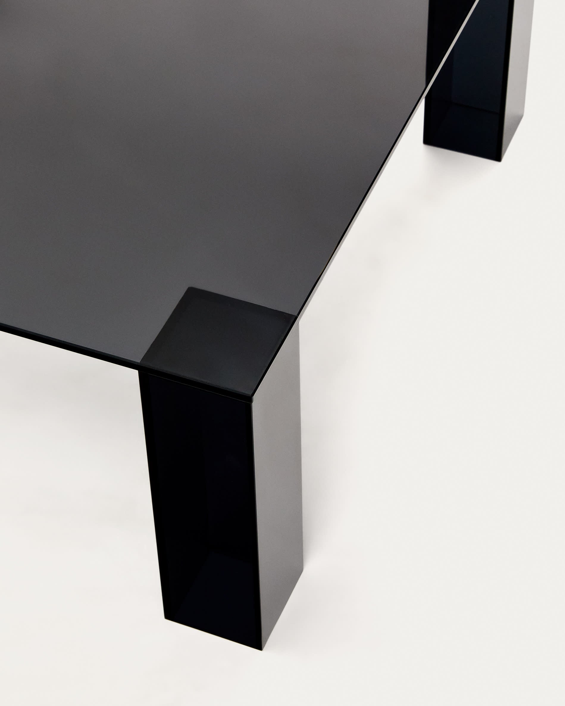 Moderner Beistelltisch aus dunkelgrauem gehärtetem Glas, 85x85 cm, von Kave Home, perfekt für stilvolle und elegante Räume.