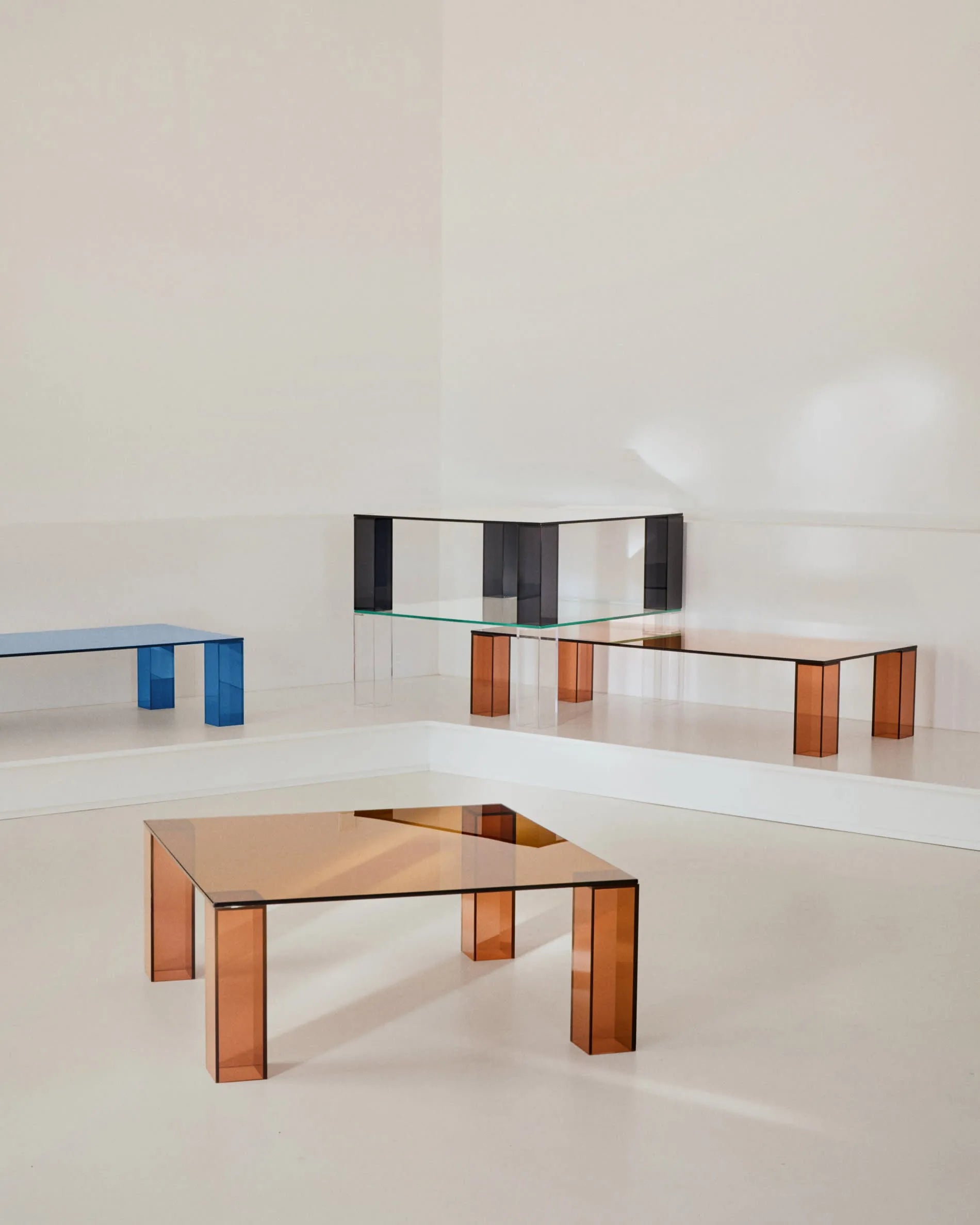 Eleganter Beistelltisch aus dunkelgrauem Glas, 85x85 cm, ideal für moderne Wohnräume, robust und stilvoll.
