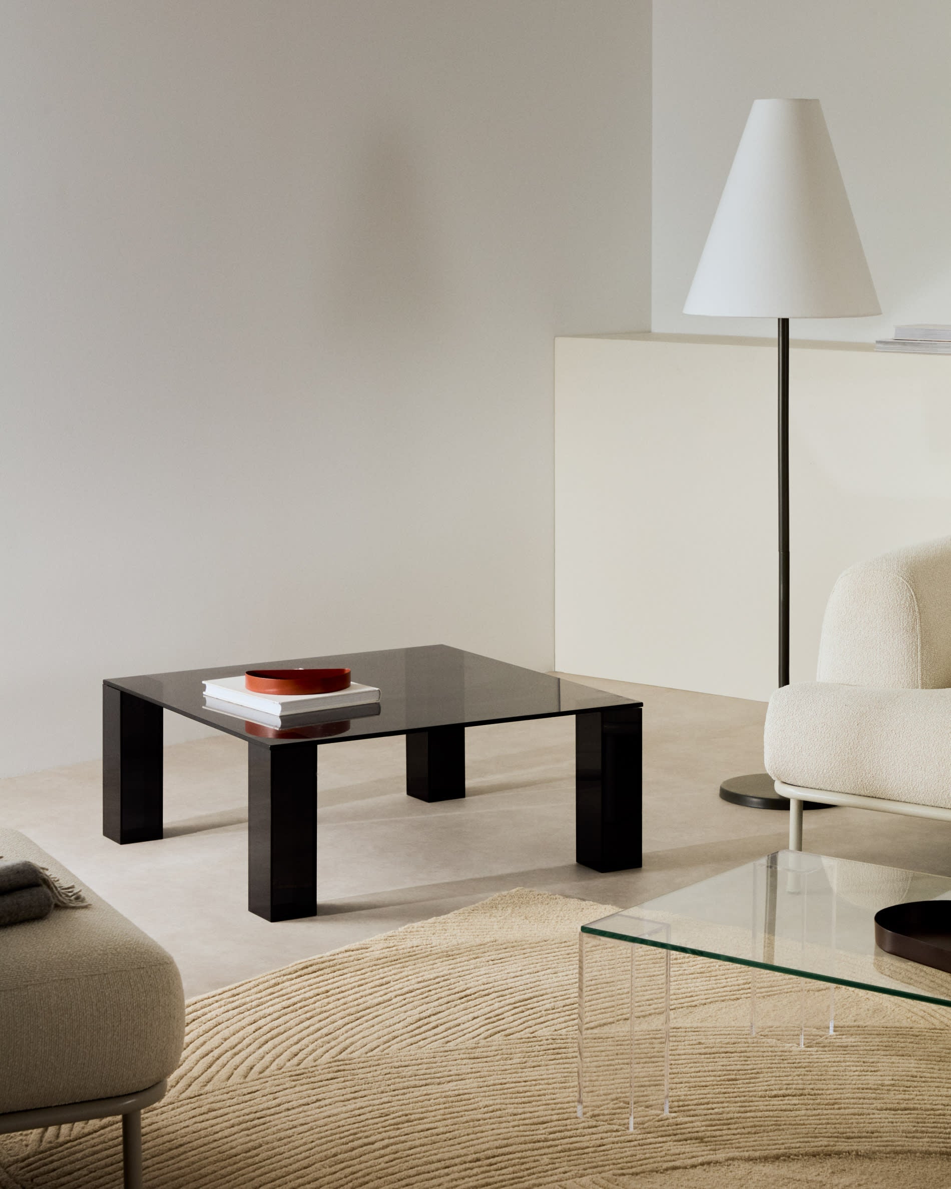 Moderner Beistelltisch aus dunkelgrauem Glas, 85x85 cm, von Kave Home, robust, stilvoll und perfekt für zeitgemäße Wohnräume.