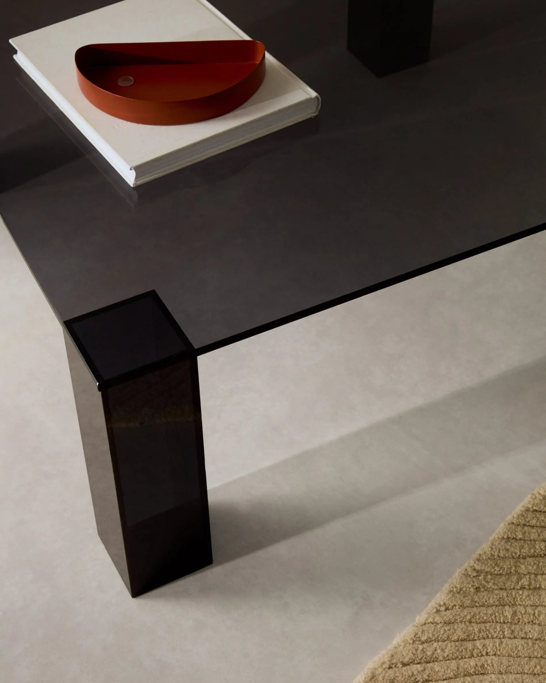 Eleganter Beistelltisch aus dunkelgrauem Glas, 85x85 cm, ideal für moderne Wohnräume, robust und stilvoll.