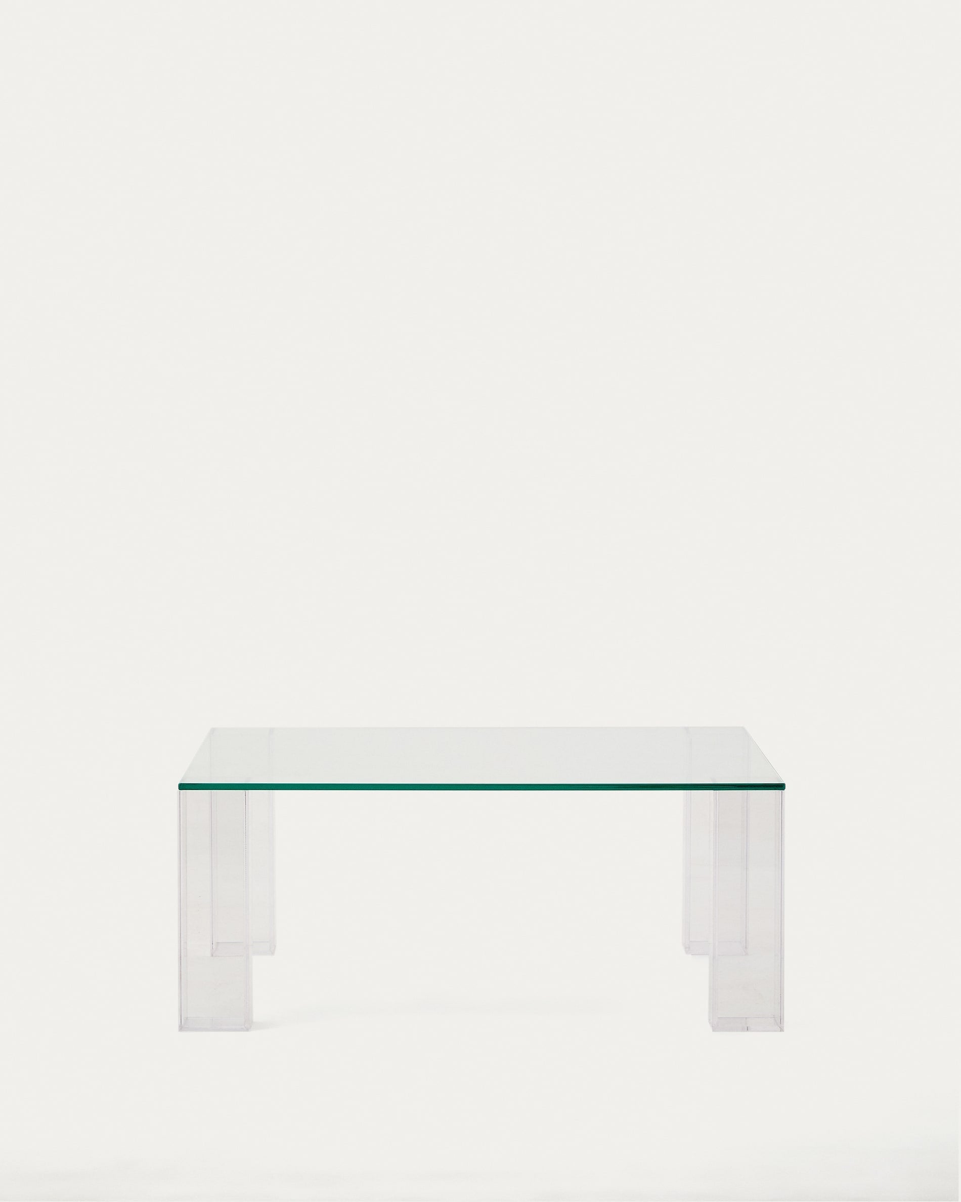 3D-Modell: Moderner, transparenter Beistelltisch aus gehärtetem Glas, 85x85 cm, elegant und funktional für lichtdurchflutete Räume.