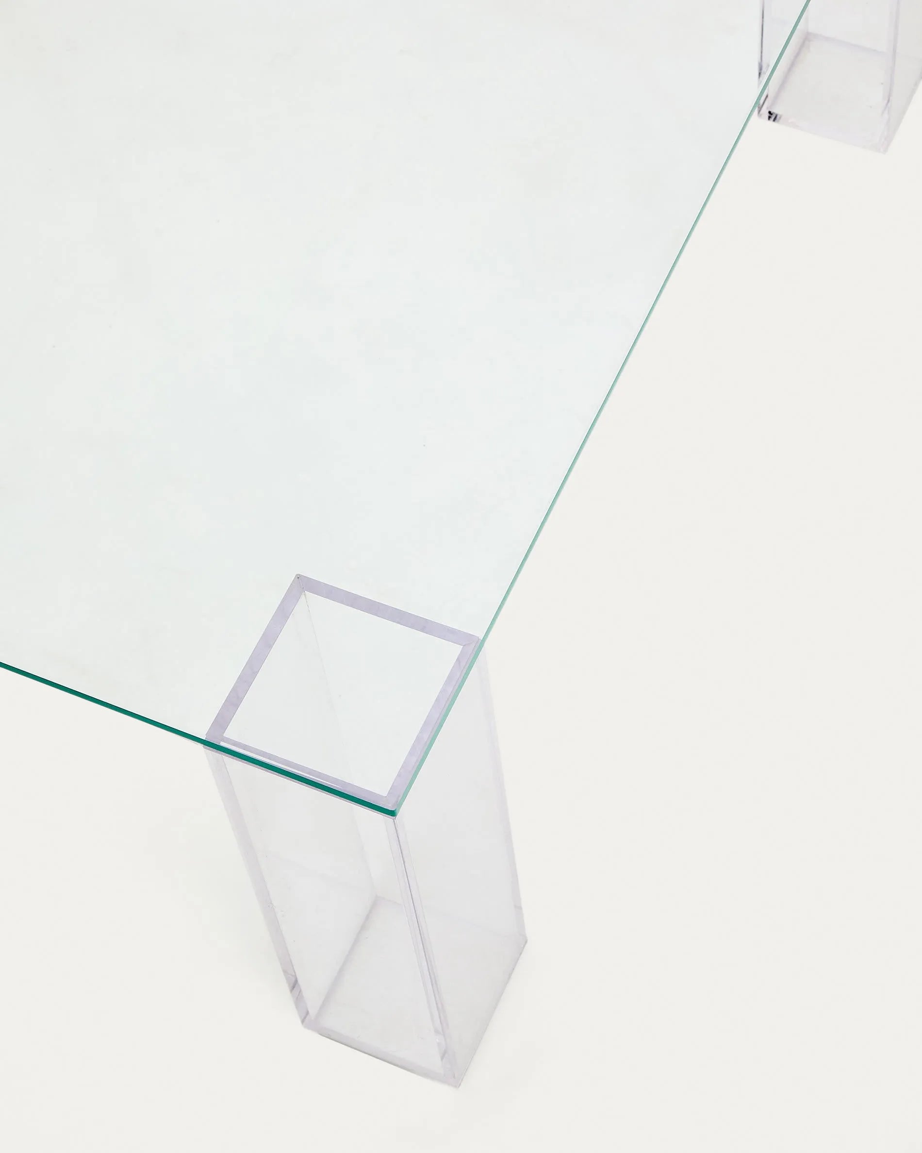 Der Adularia Beistelltisch aus gehärtetem Glas vereint Eleganz und Funktionalität in einem modernen Design.