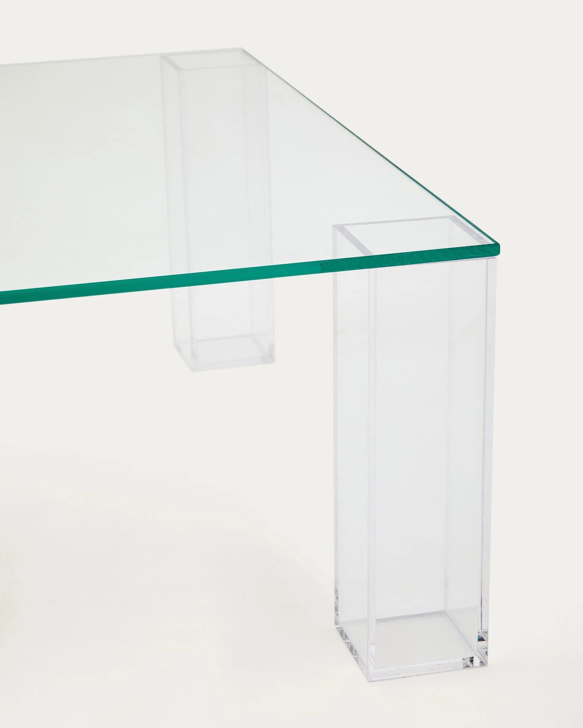 Der Adularia Beistelltisch aus gehärtetem Glas vereint Eleganz und Funktionalität in einem modernen Design.