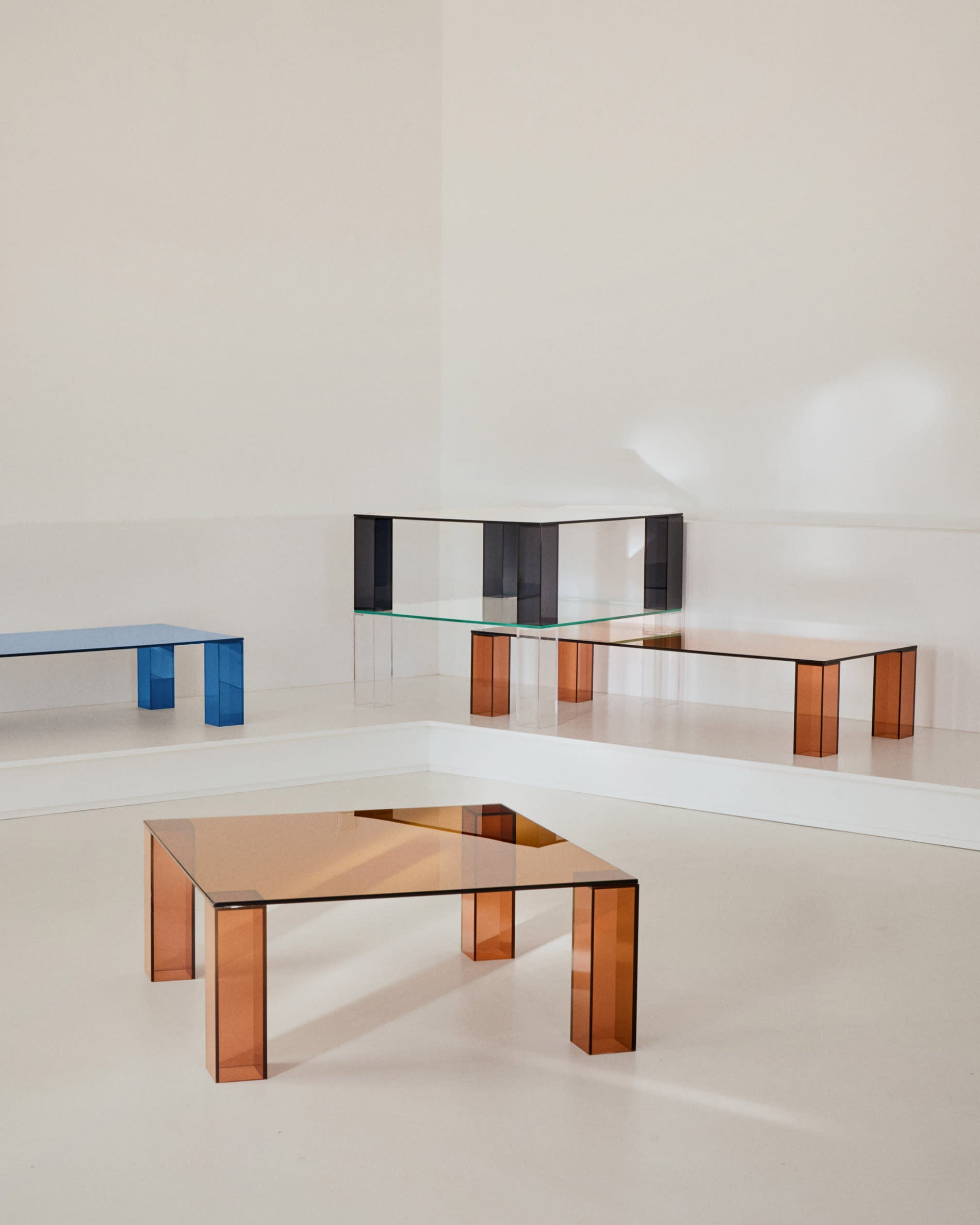 Eleganter Beistelltisch aus transparentem gehärtetem Glas, 85x85 cm, von Kave Home. Modernes Design, ideal für jedes Interieur.