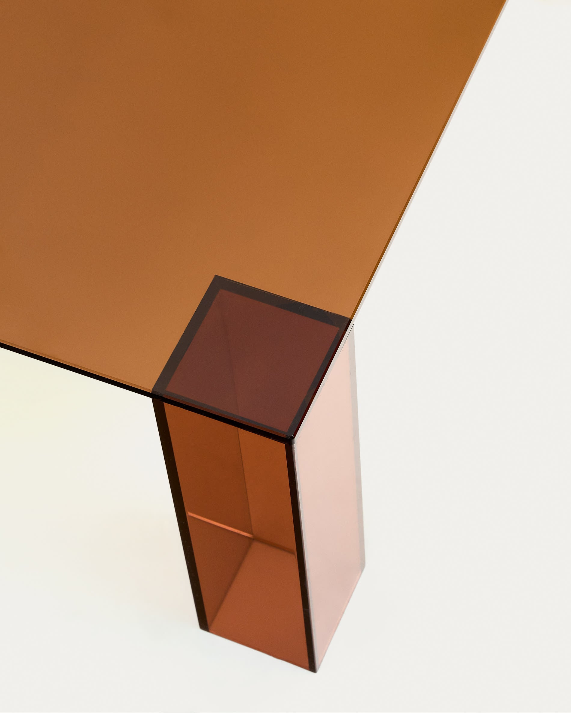 Eleganter Beistelltisch aus braunem gehärtetem Glas, 85x85 cm, von Kave Home. Perfekt für moderne und geschmackvolle Einrichtungen.