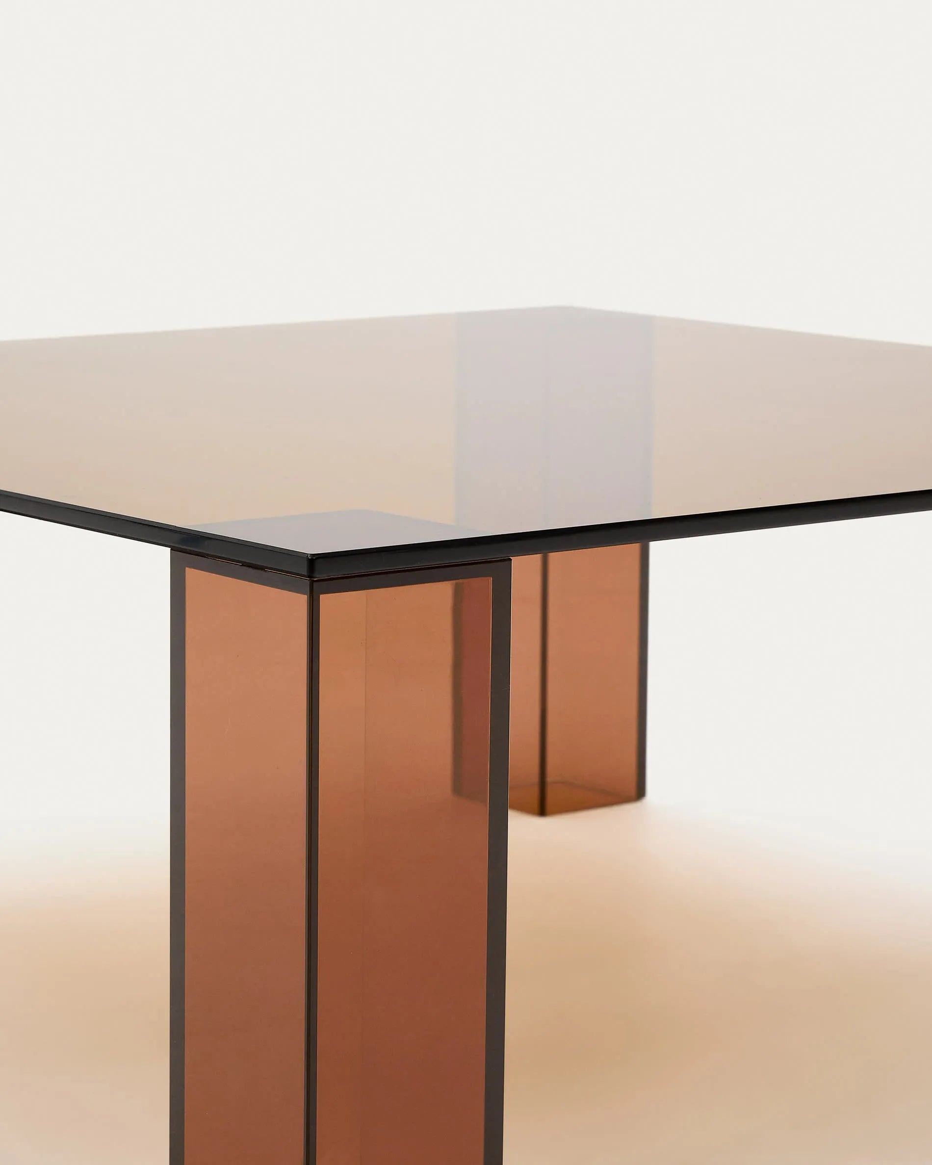 Eleganter Beistelltisch aus braunem Glas, 85x85 cm, vereint modernes Design mit Funktionalität und passt in jeden Raum.
