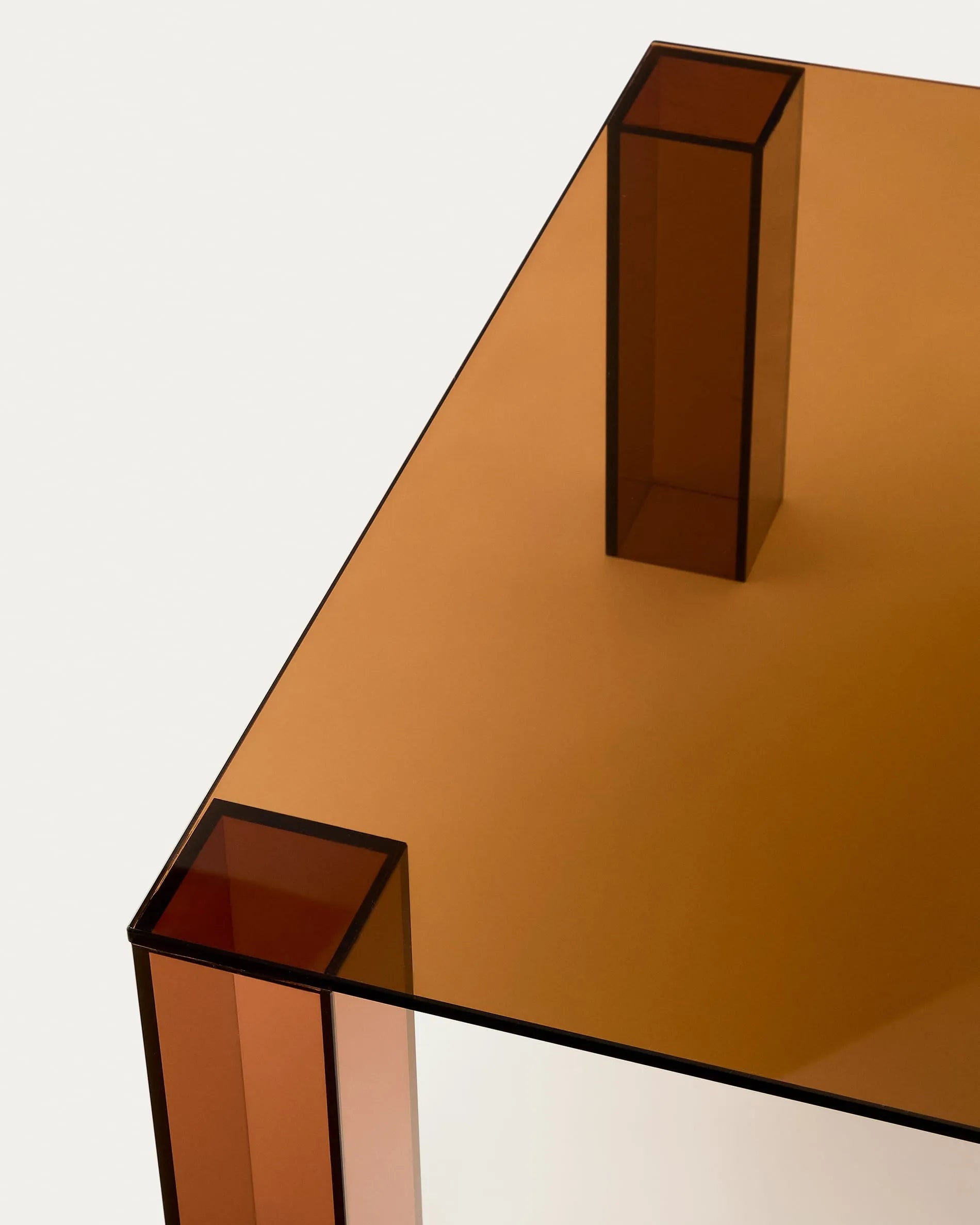 Eleganter Beistelltisch aus braunem Glas, 85x85 cm, vereint modernes Design mit Funktionalität und passt in jeden Raum.