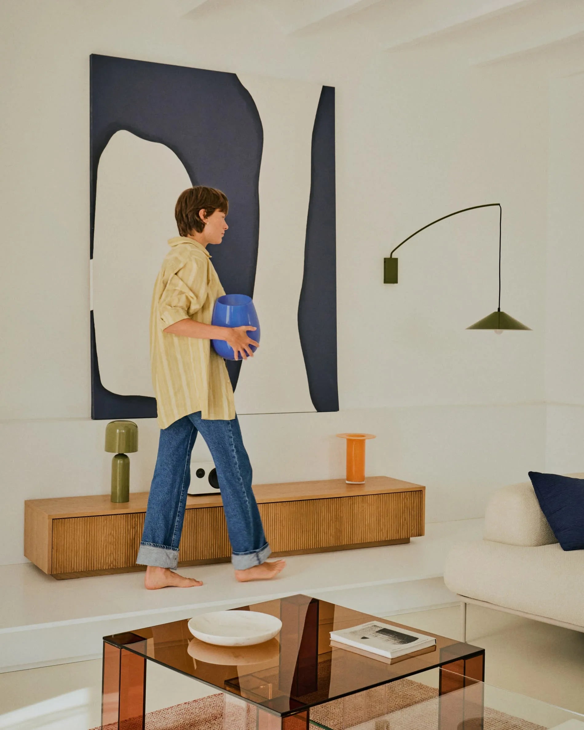 Eleganter Beistelltisch aus braunem Glas, 85x85 cm, vereint modernes Design mit Funktionalität und passt in jeden Raum.