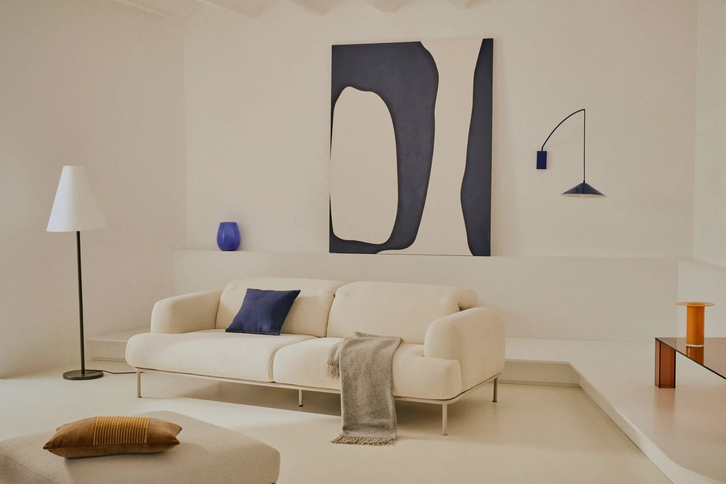 Eleganter Beistelltisch aus braunem Glas, 85x85 cm, vereint modernes Design mit Funktionalität und passt in jeden Raum.