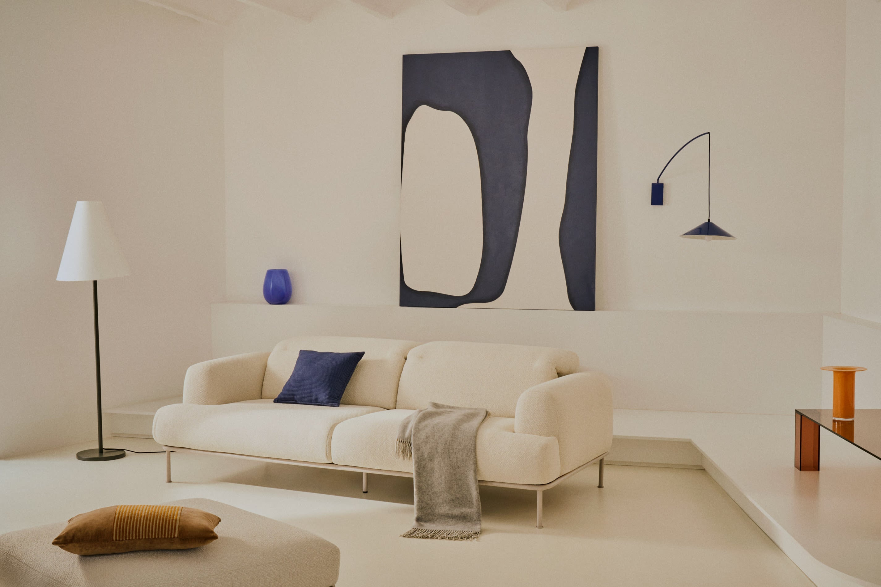 Eleganter Beistelltisch aus braunem gehärtetem Glas, 85x85 cm, von Kave Home. Perfekt für moderne und geschmackvolle Einrichtungen.