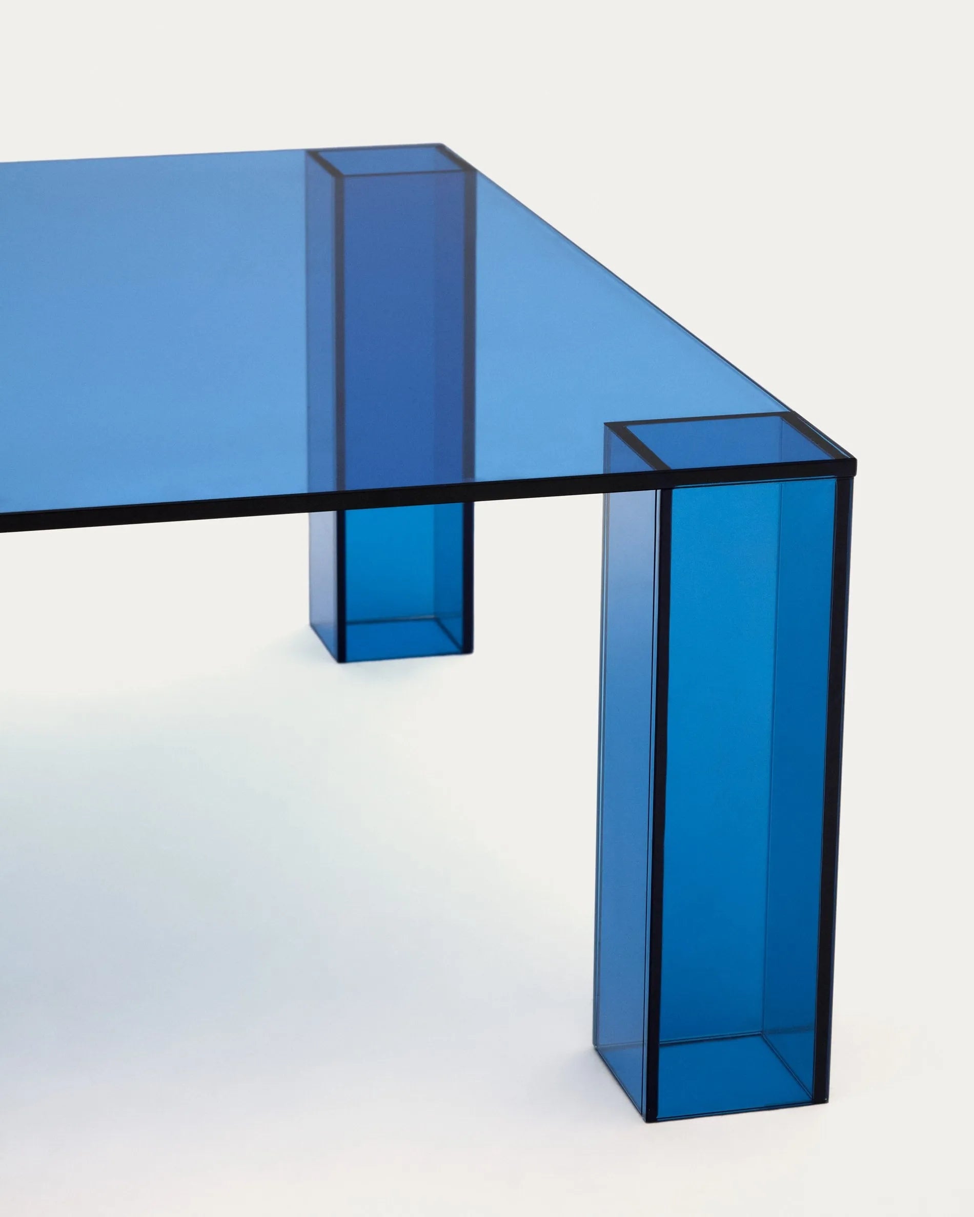 Eleganter blauer Glastisch, 85x85 cm, vereint modernes Design mit Funktionalität und passt perfekt in jeden Raum.