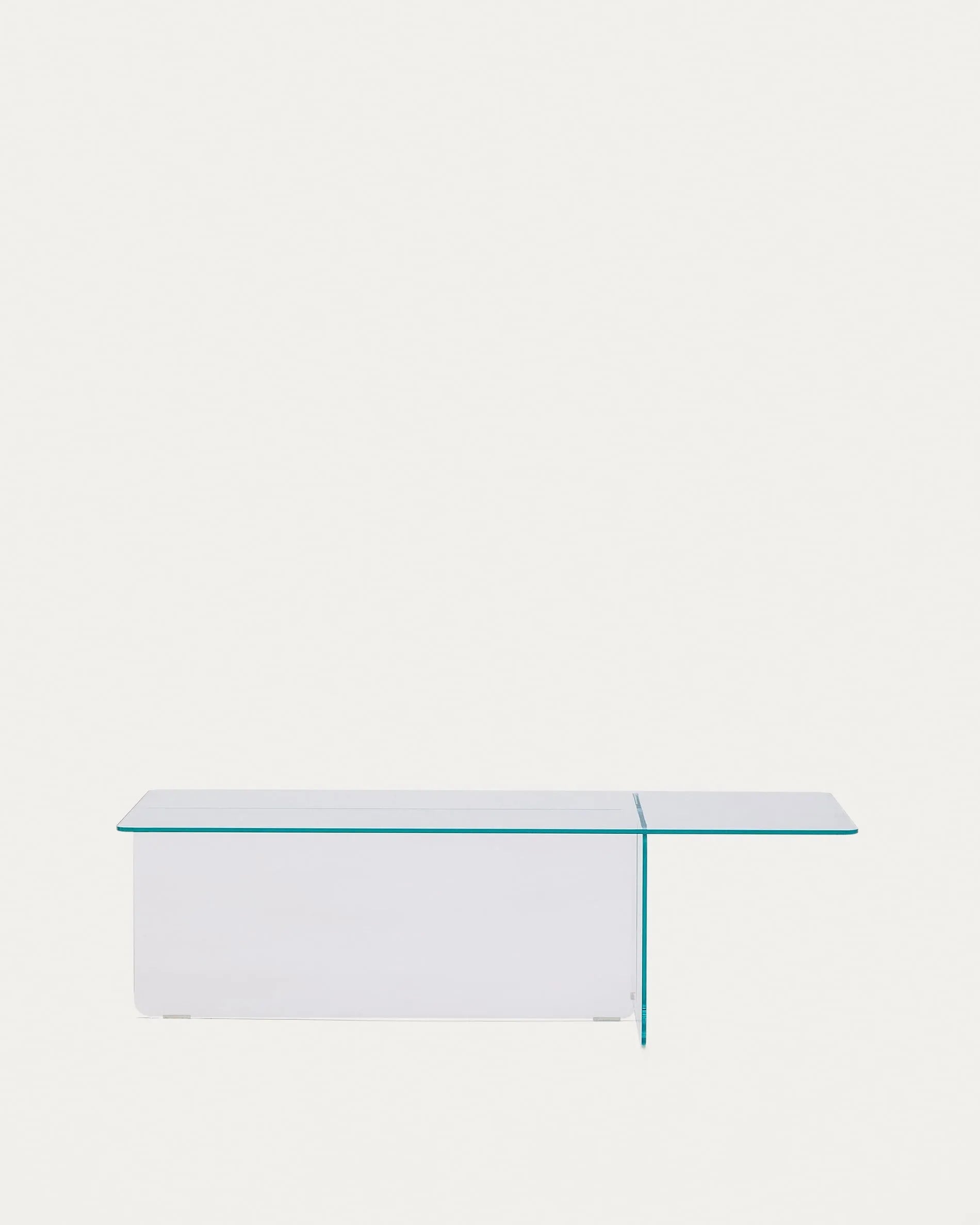 Der Couchtisch Zaren aus gehärtetem Glas vereint Eleganz und Funktionalität in einem minimalistischen Design.