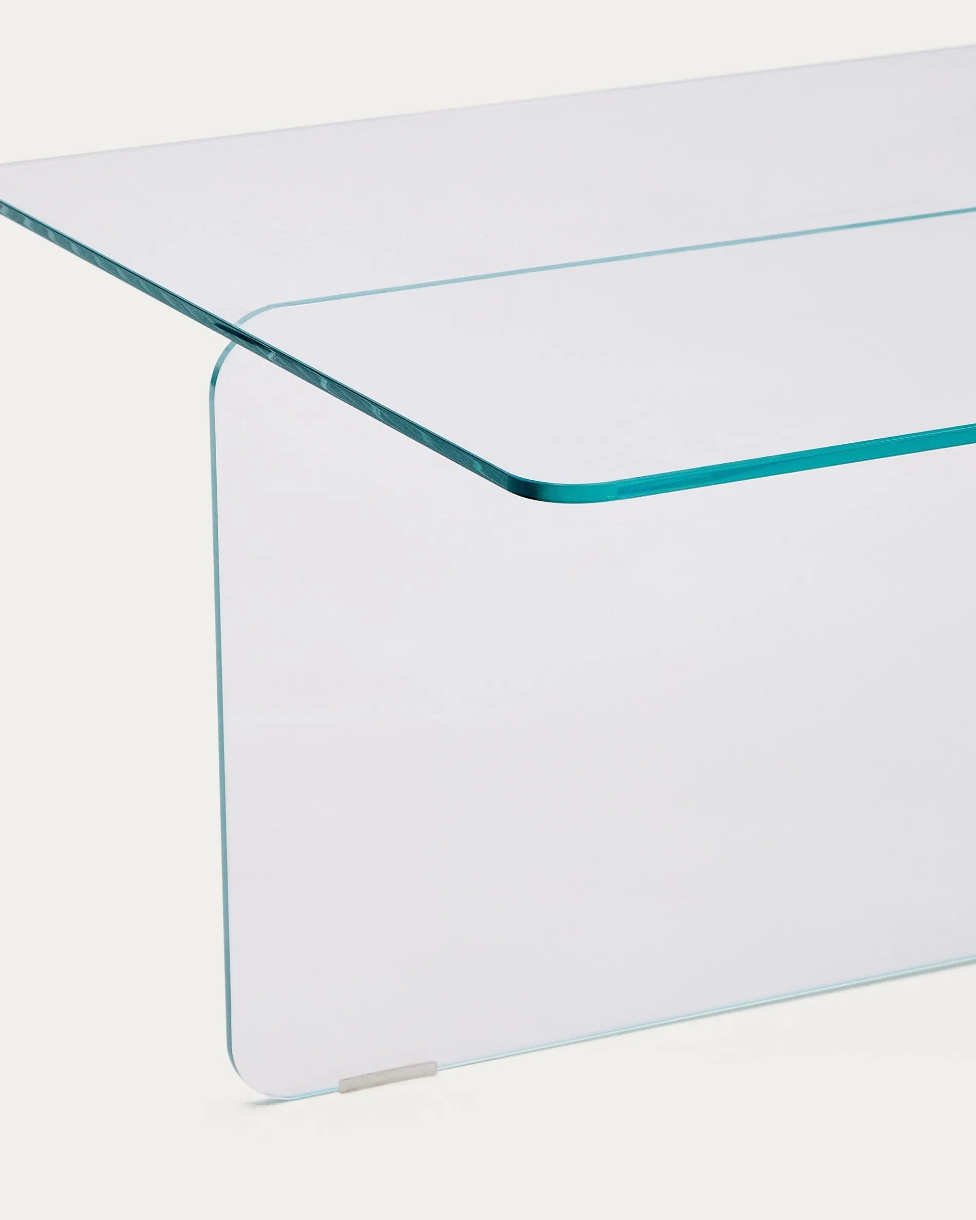 Der Couchtisch Zaren aus gehärtetem Glas vereint Eleganz und Funktionalität in einem minimalistischen Design.