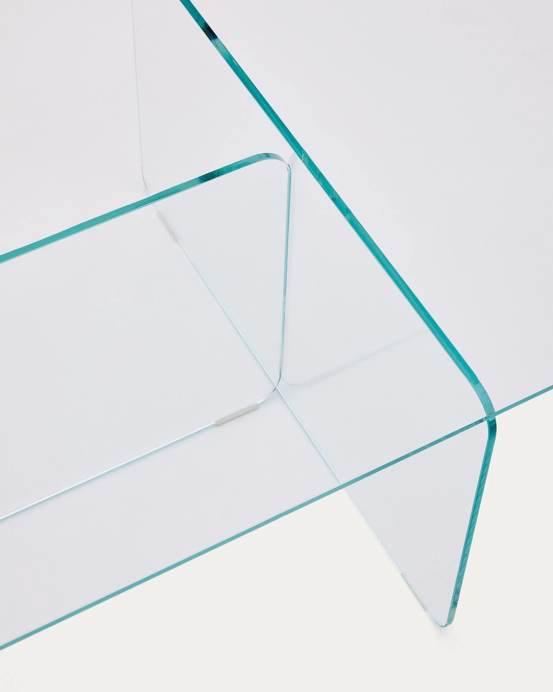 Der Couchtisch Zaren aus gehärtetem Glas vereint Eleganz und Funktionalität in einem minimalistischen Design.