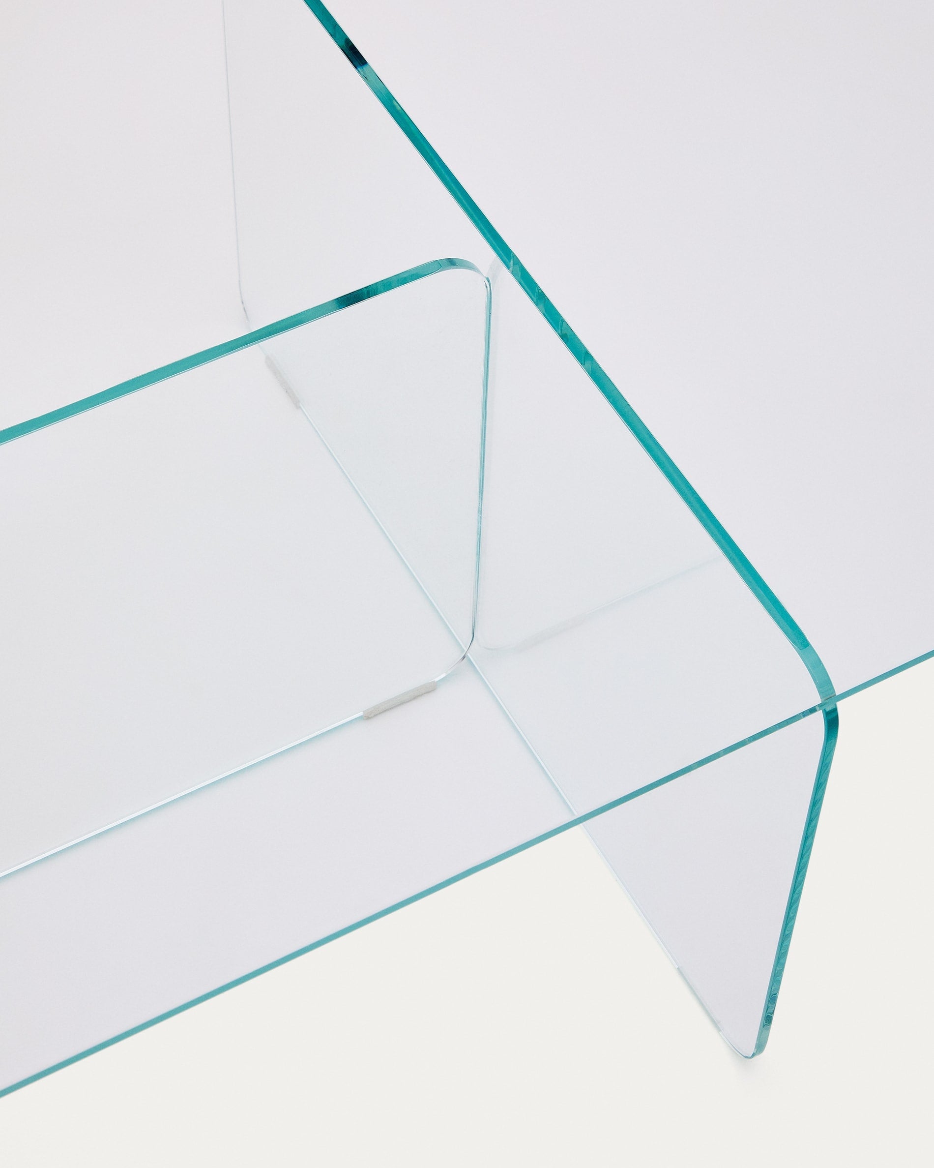 Eleganter Couchtisch Zaren aus klarem gehärtetem Glas, 120x60 cm, von Kave Home. Modernes Design für stilvolle Wohnräume.