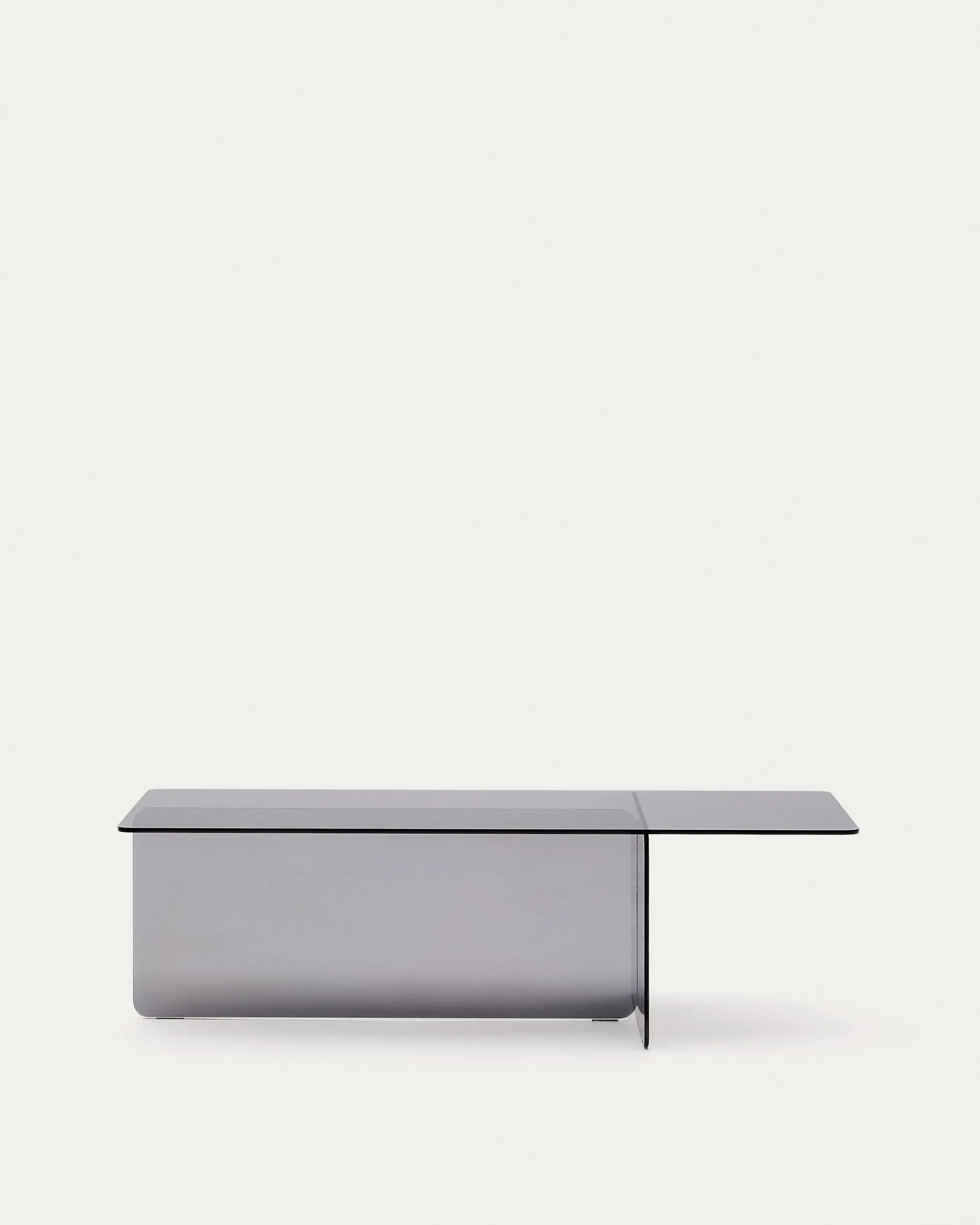 Eleganter Couchtisch aus grauem Glas, robust und stilvoll, passt perfekt in moderne Wohnräume. Maße: 120 x 60 cm.