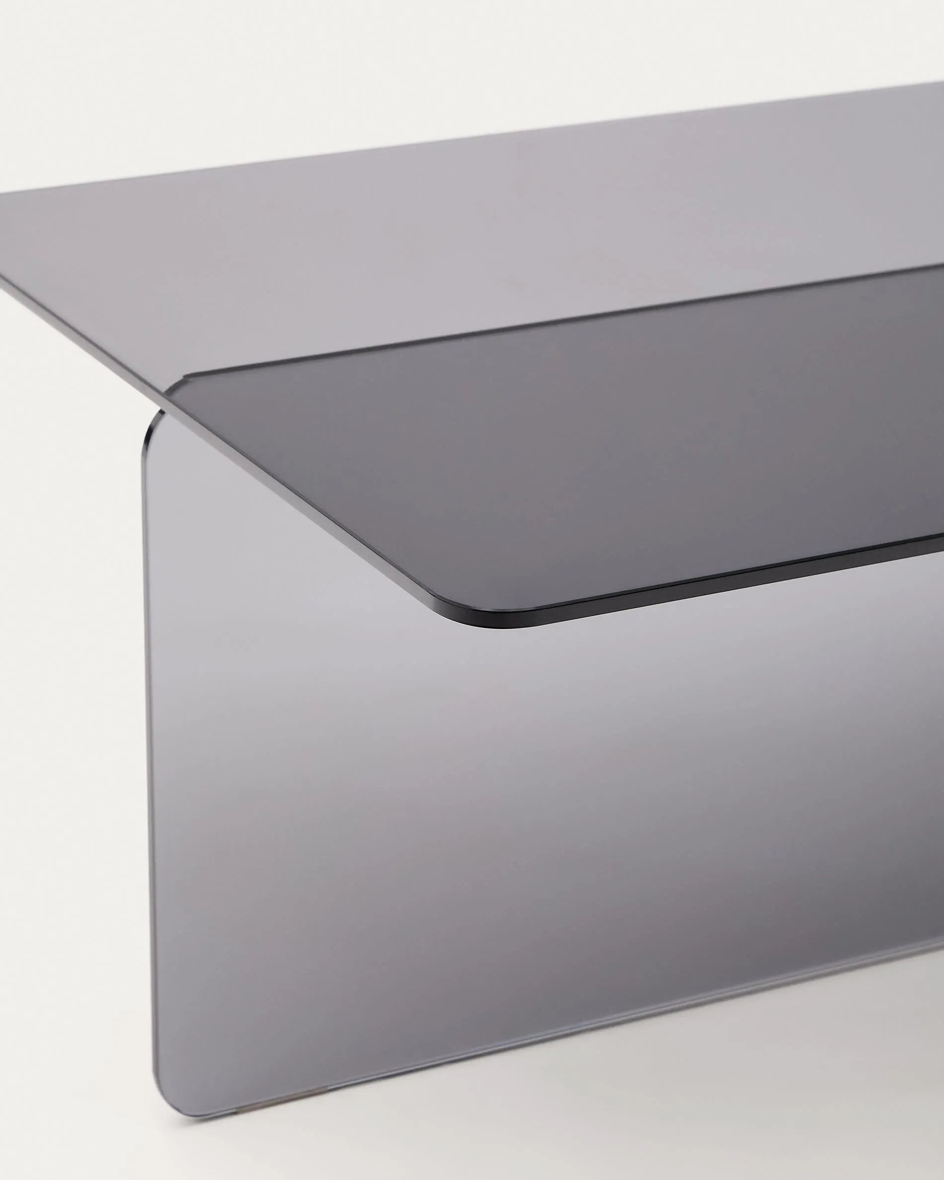 Eleganter Couchtisch Zaren aus grauem gehärtetem Glas, 120x60 cm, von Kave Home. Perfekt für modernes Wohndesign.