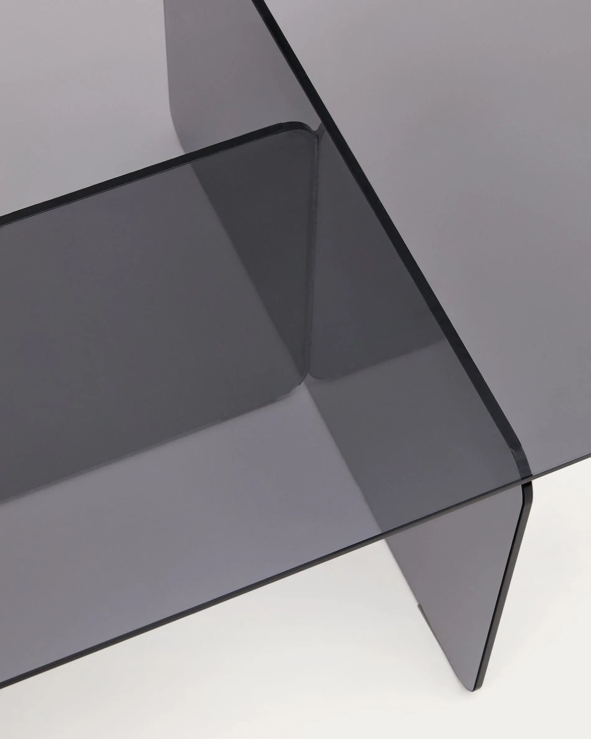 Eleganter Couchtisch aus grauem Glas, robust und stilvoll, passt perfekt in moderne Wohnräume. Maße: 120 x 60 cm.