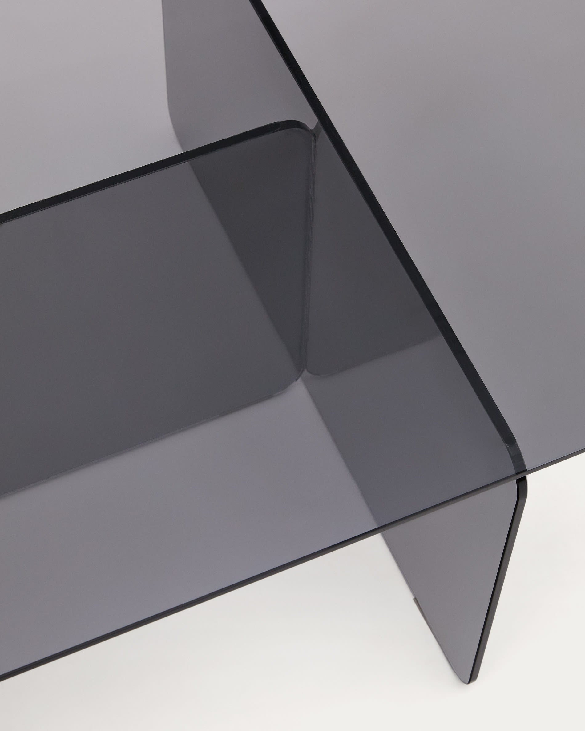 Eleganter Couchtisch Zaren aus grauem gehärtetem Glas, 120x60 cm, von Kave Home. Perfekt für moderne und stilvolle Wohnräume.