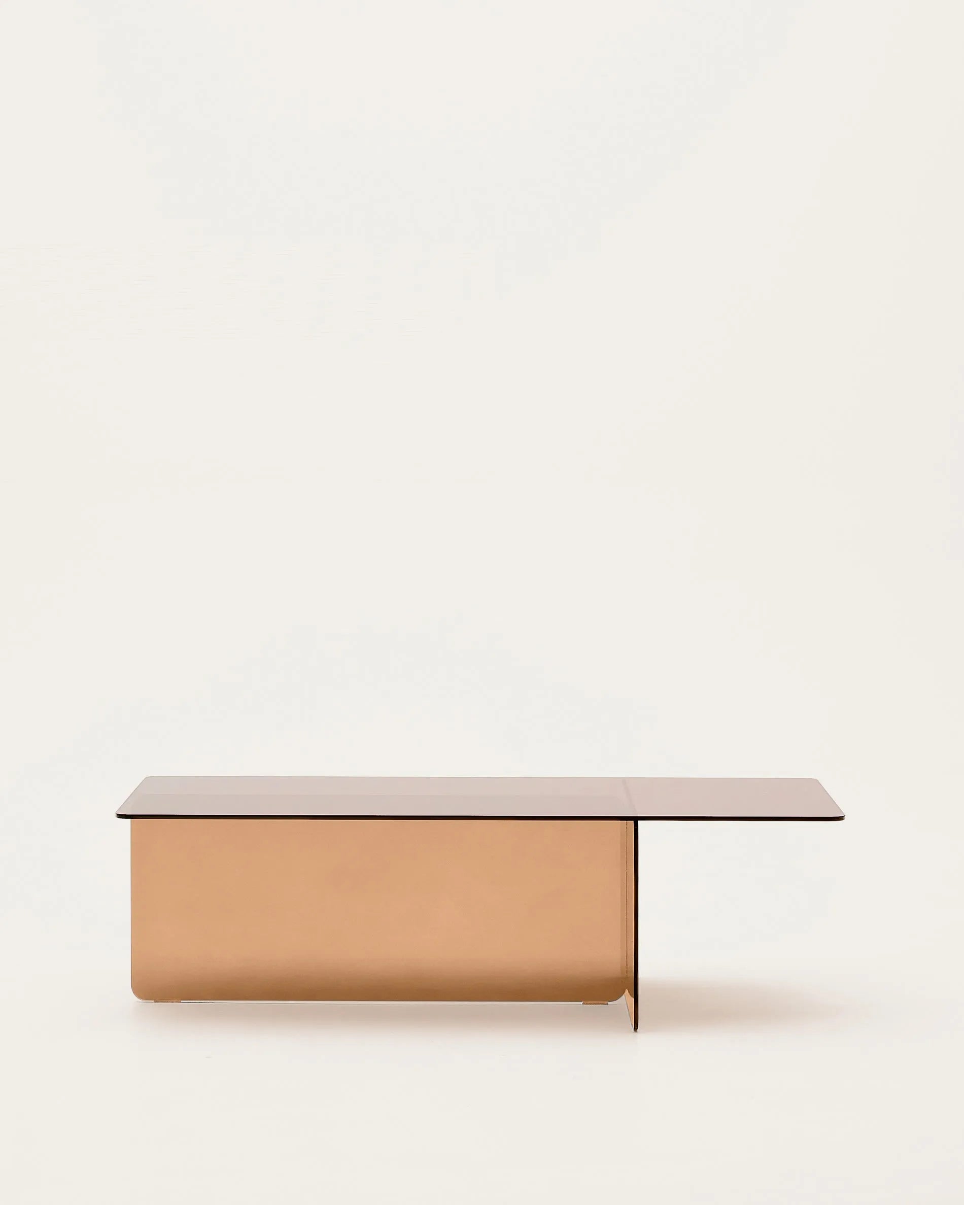 Der Couchtisch Zaren aus braunem gehärtetem Glas vereint Eleganz und Robustheit, ideal für stilvolle Wohnräume.