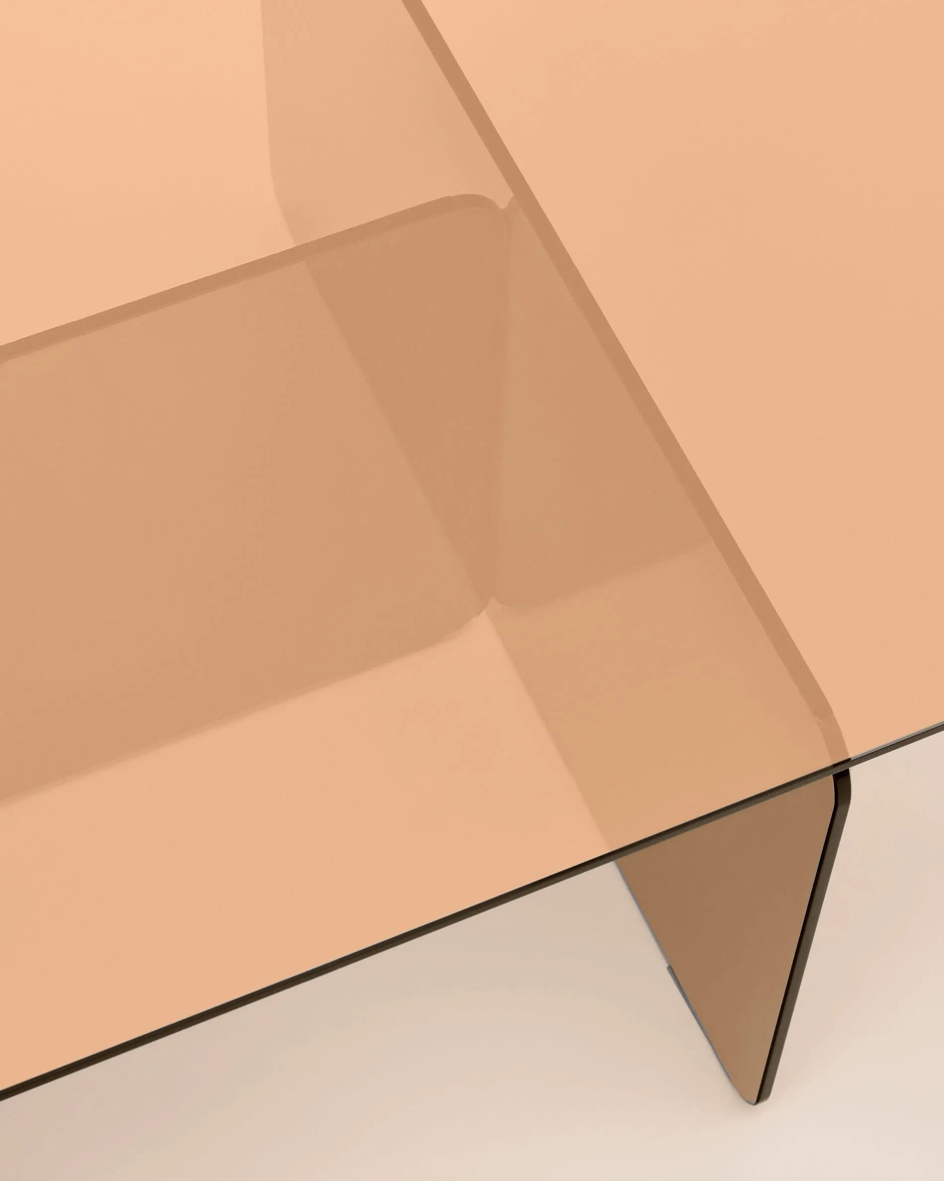 Der Couchtisch Zaren aus braunem gehärtetem Glas vereint Eleganz und Robustheit, ideal für stilvolle Wohnräume.