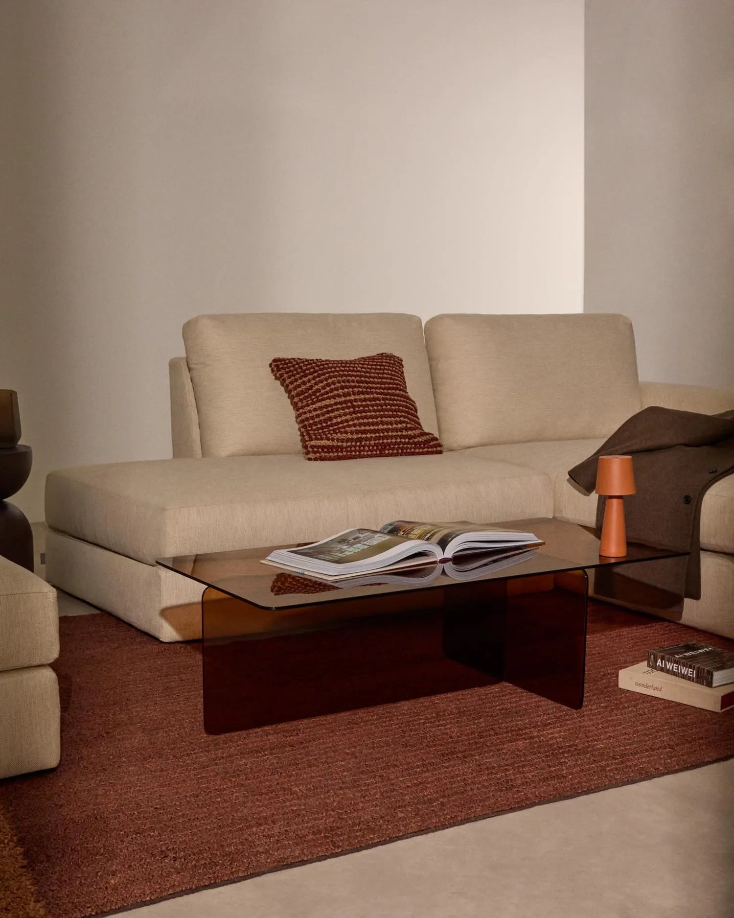 Der Couchtisch Zaren aus braunem gehärtetem Glas vereint Eleganz und Robustheit, ideal für stilvolle Wohnräume.