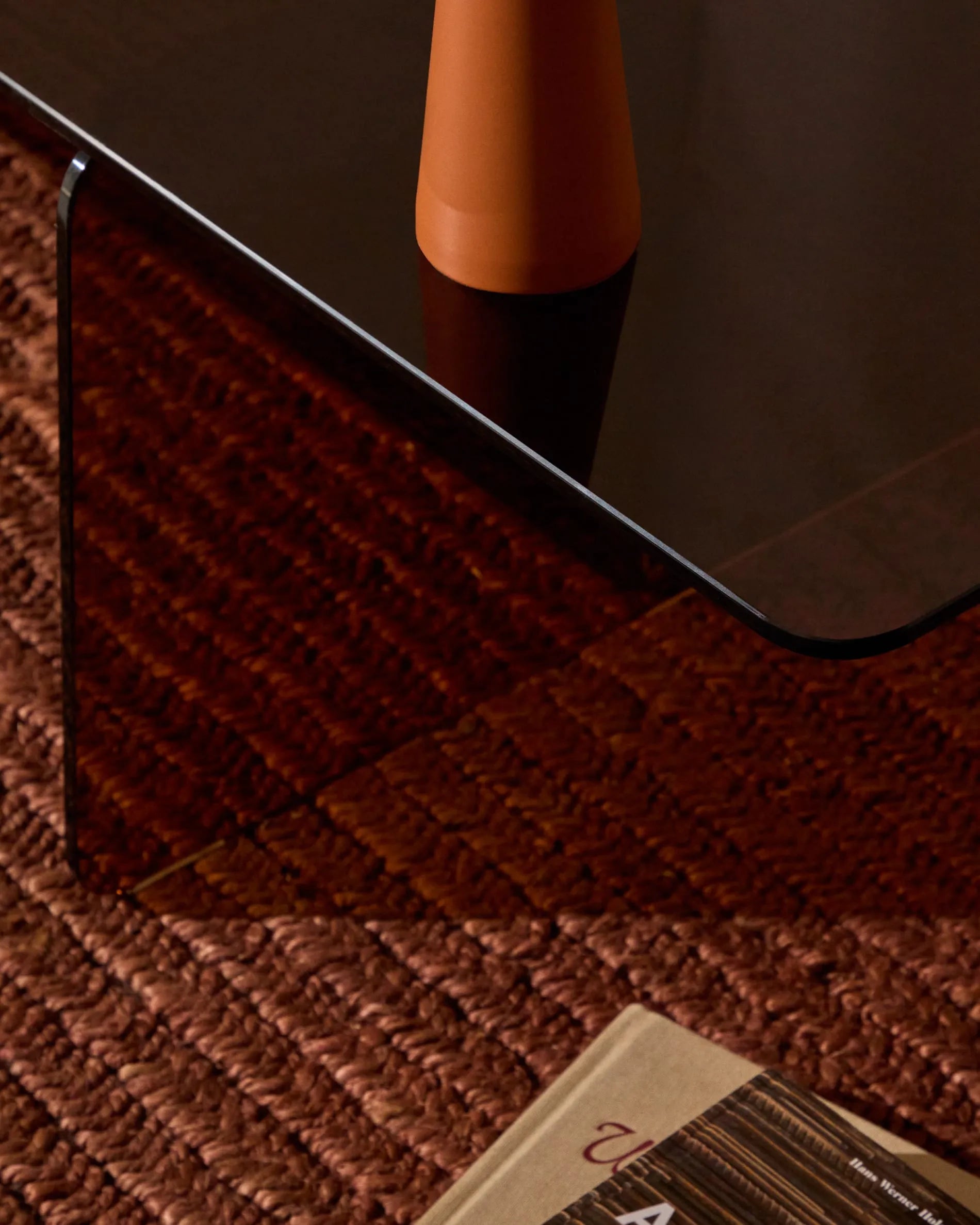 Der Couchtisch Zaren aus braunem gehärtetem Glas vereint Eleganz und Robustheit, ideal für stilvolle Wohnräume.
