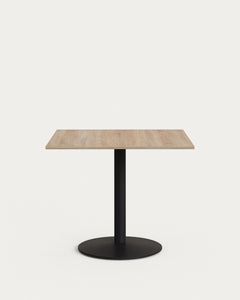 Table Esilda en mélamine aux couleurs naturelles avec pied en métal peint en noir 90x90x70 cm