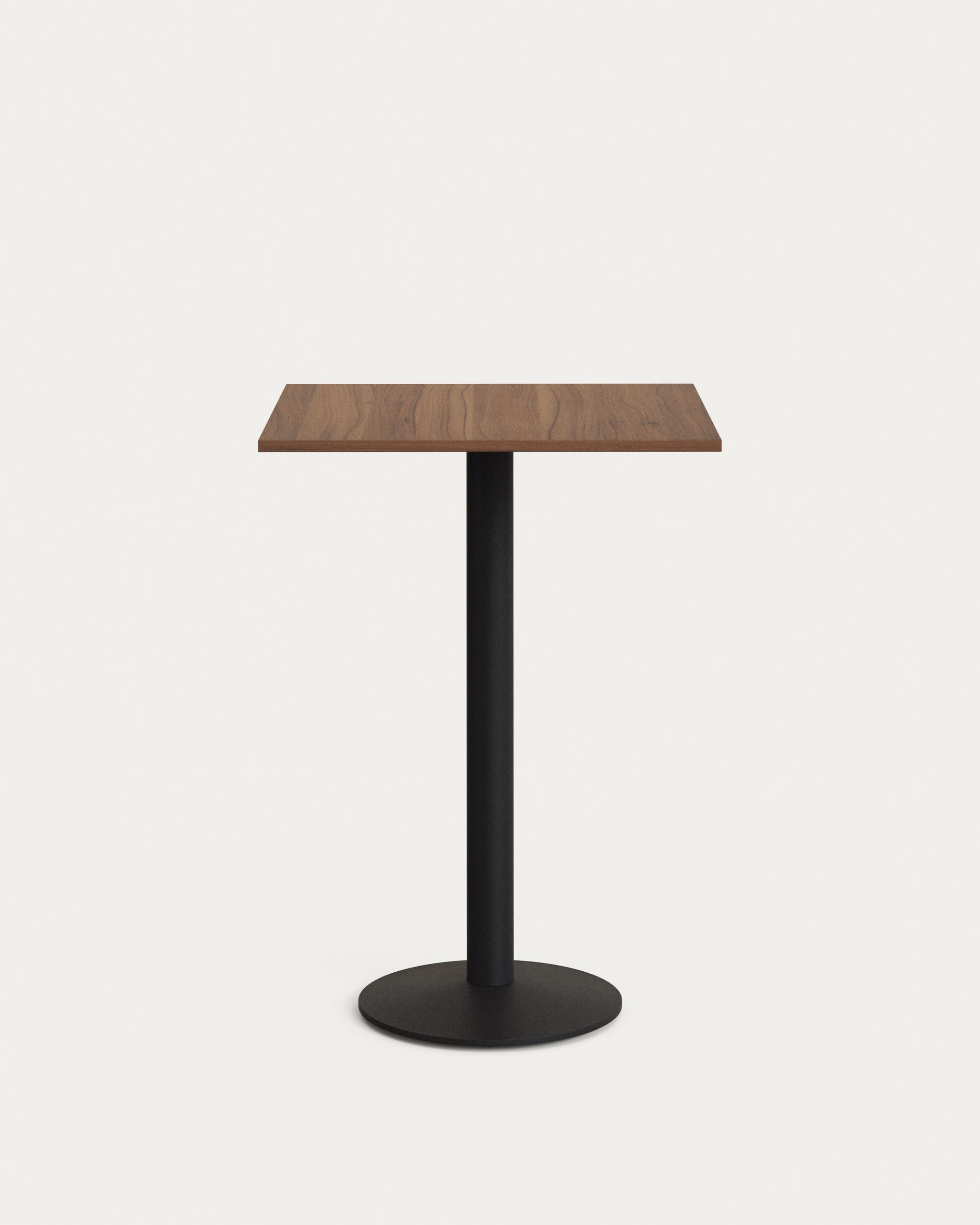 Eleganter Stehtisch mit Nussbaum-Finish und schwarzem Metallbein, ideal für moderne Räume, 60x60x96 cm, von Kave Home.