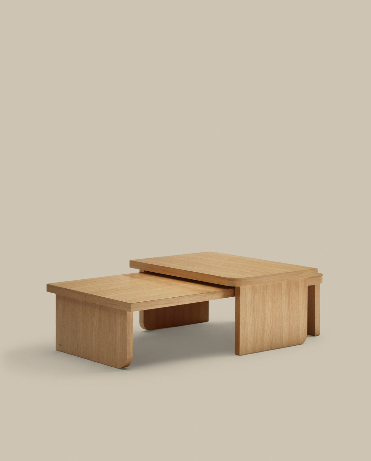 Oaq Set aus 2 Couchtischen aus Eichenfurnier mit natürlichem Finish FSC Mix Credit in Natur präsentiert im Onlineshop von KAQTU Design AG. Couchtisch ist von Kave Home