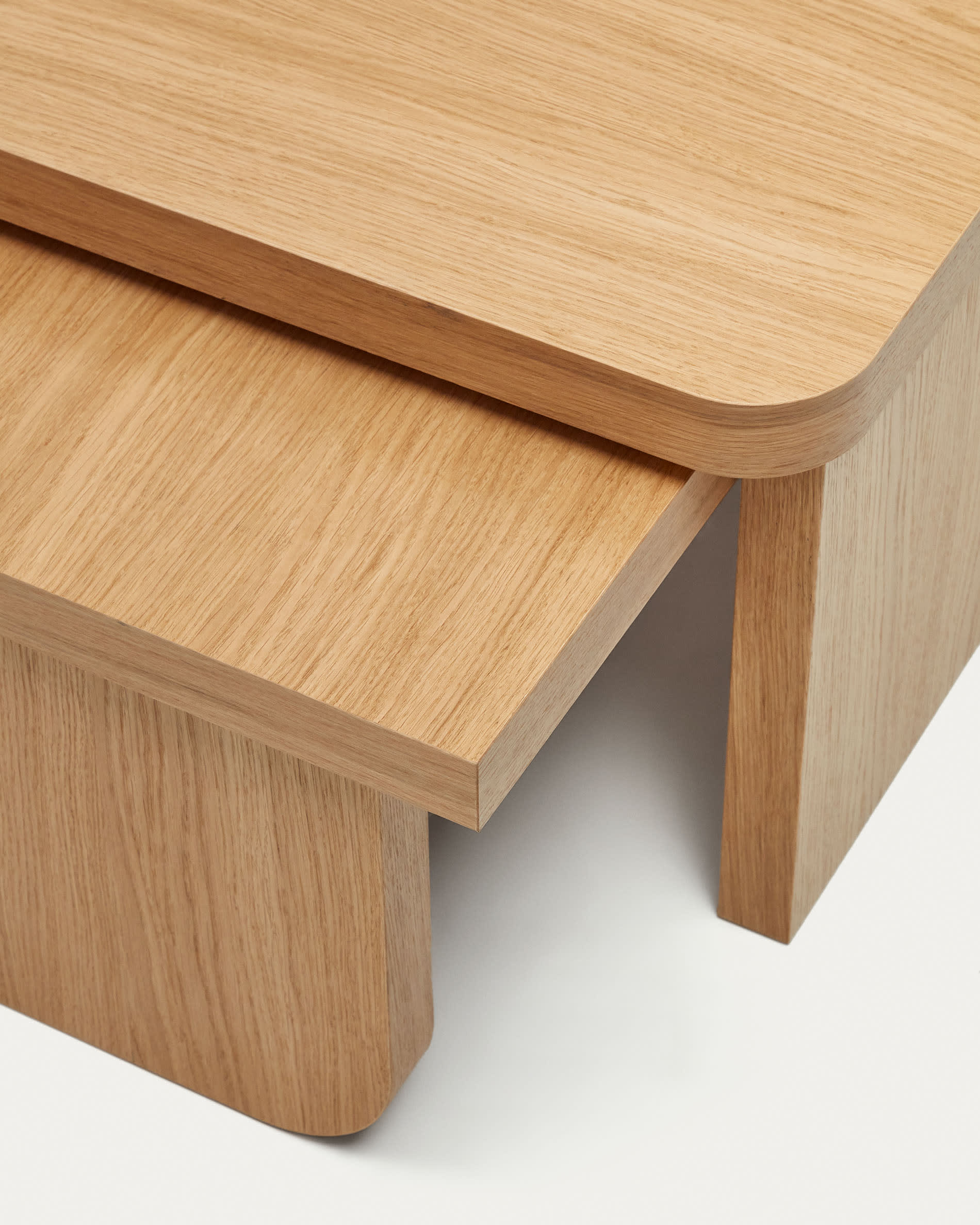 Set aus 2 Couchtischen aus FSC-zertifiziertem Eichenfurnier, natürliches Finish, perfekt für stilvolle und umweltbewusste Einrichtungen.