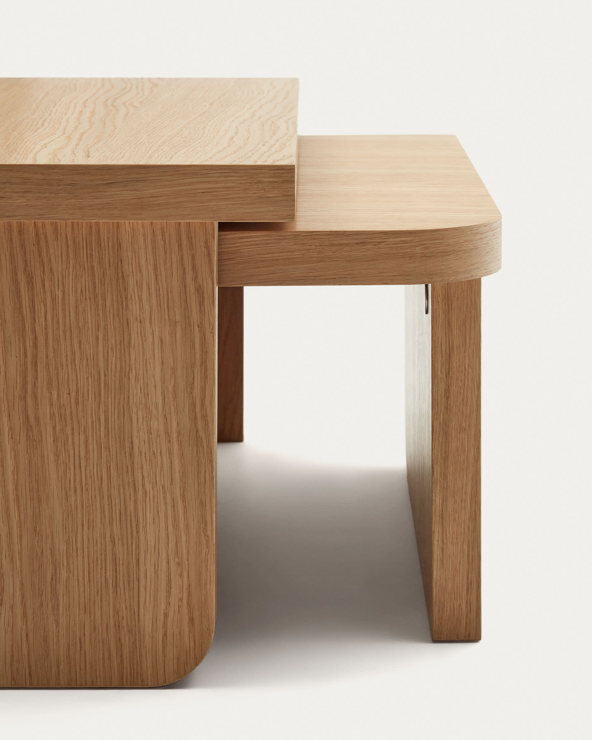 Zwei Couchtische aus Eichenfurnier mit natürlichem Finish, FSC-zertifiziert, ideal für moderne und nachhaltige Wohnräume.