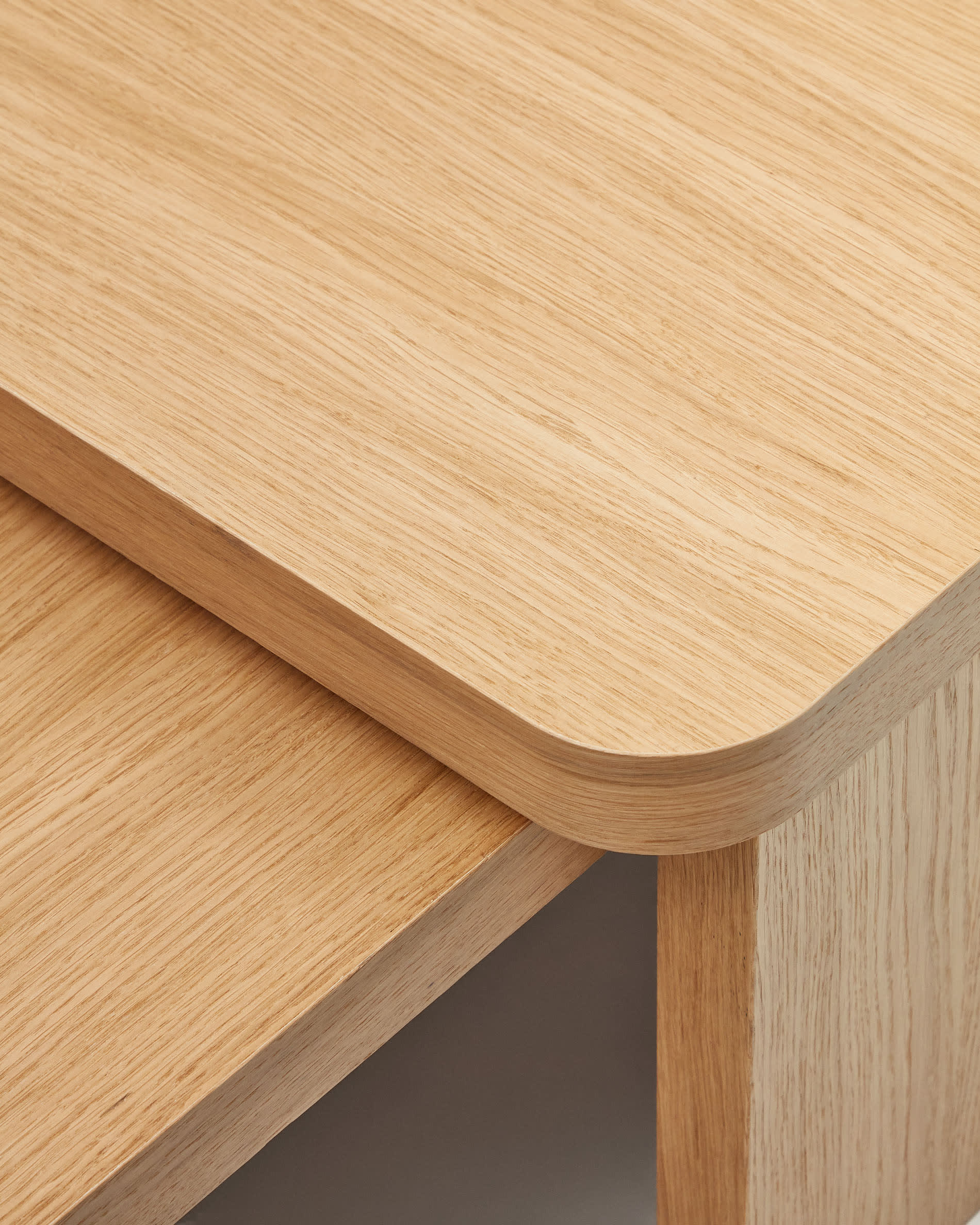 Set aus 2 Couchtischen aus FSC-zertifiziertem Eichenfurnier, natürliches Finish, perfekt für stilvolle und umweltbewusste Einrichtungen.