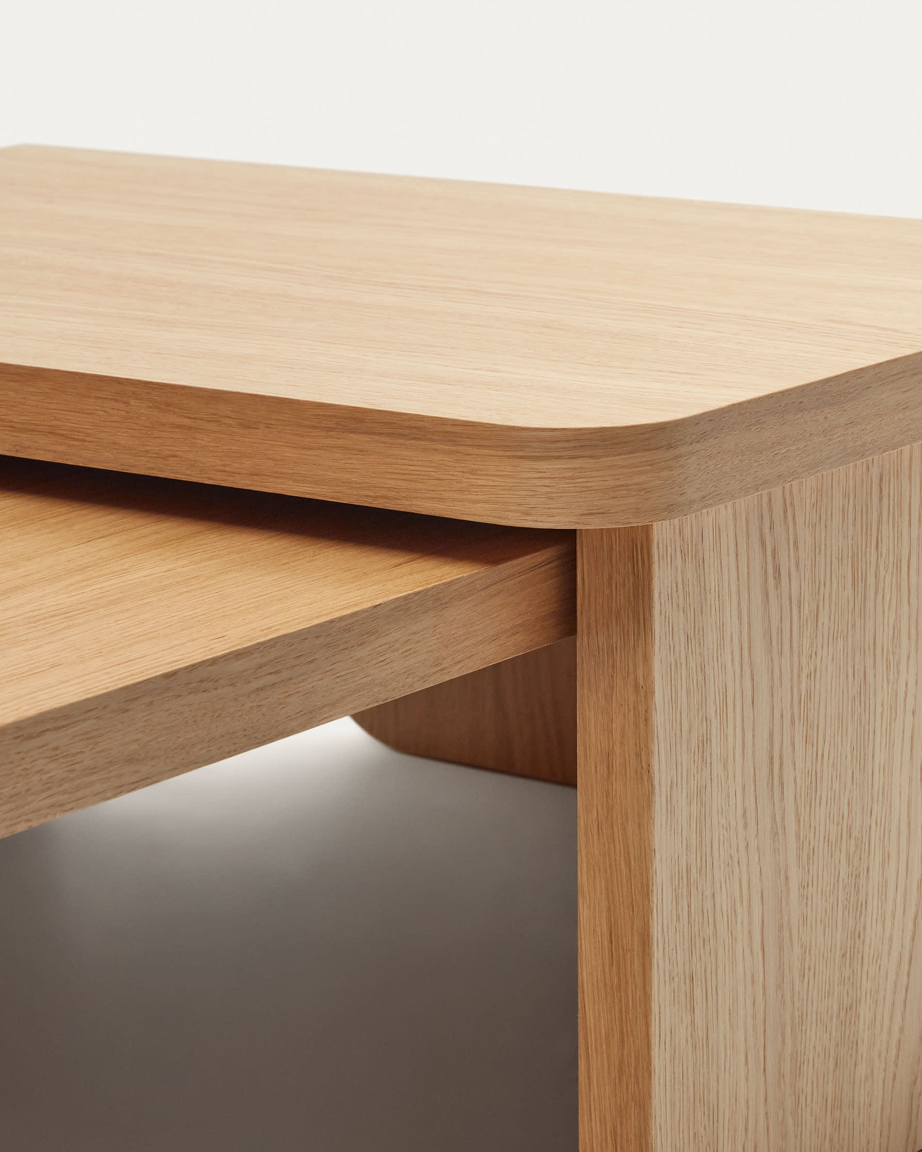 Zwei Couchtische aus FSC-zertifiziertem Eichenfurnier mit natürlichem Finish, ideal für nachhaltige und moderne Wohnräume.