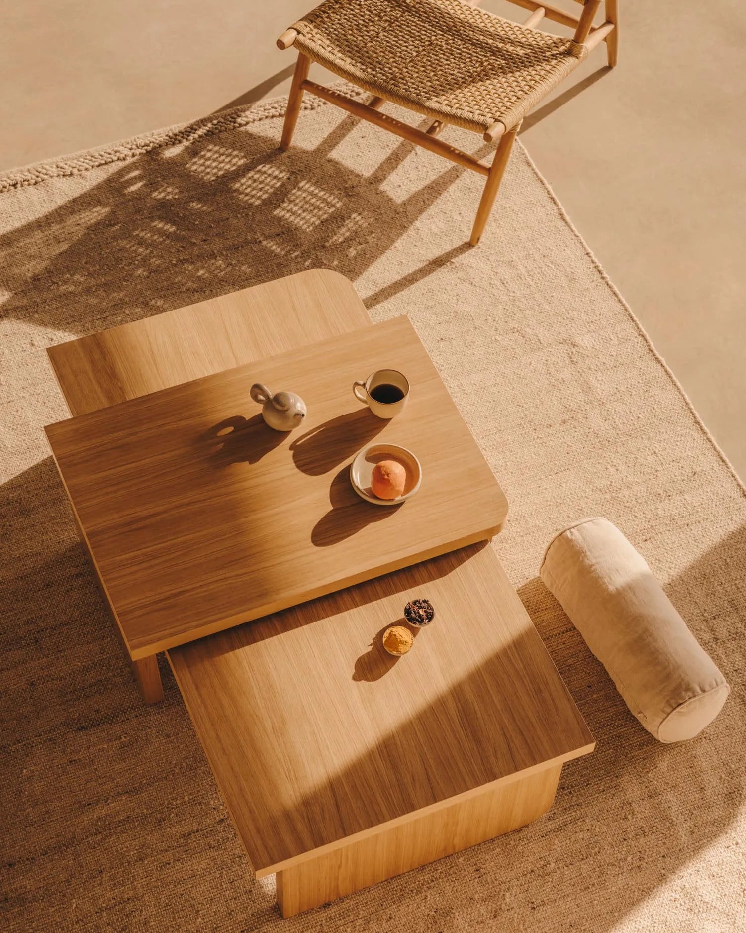Elegantes Set aus 2 Couchtischen mit Eichenfurnier, FSC-zertifiziert, natürliches Finish, ideal für moderne Wohnräume.
