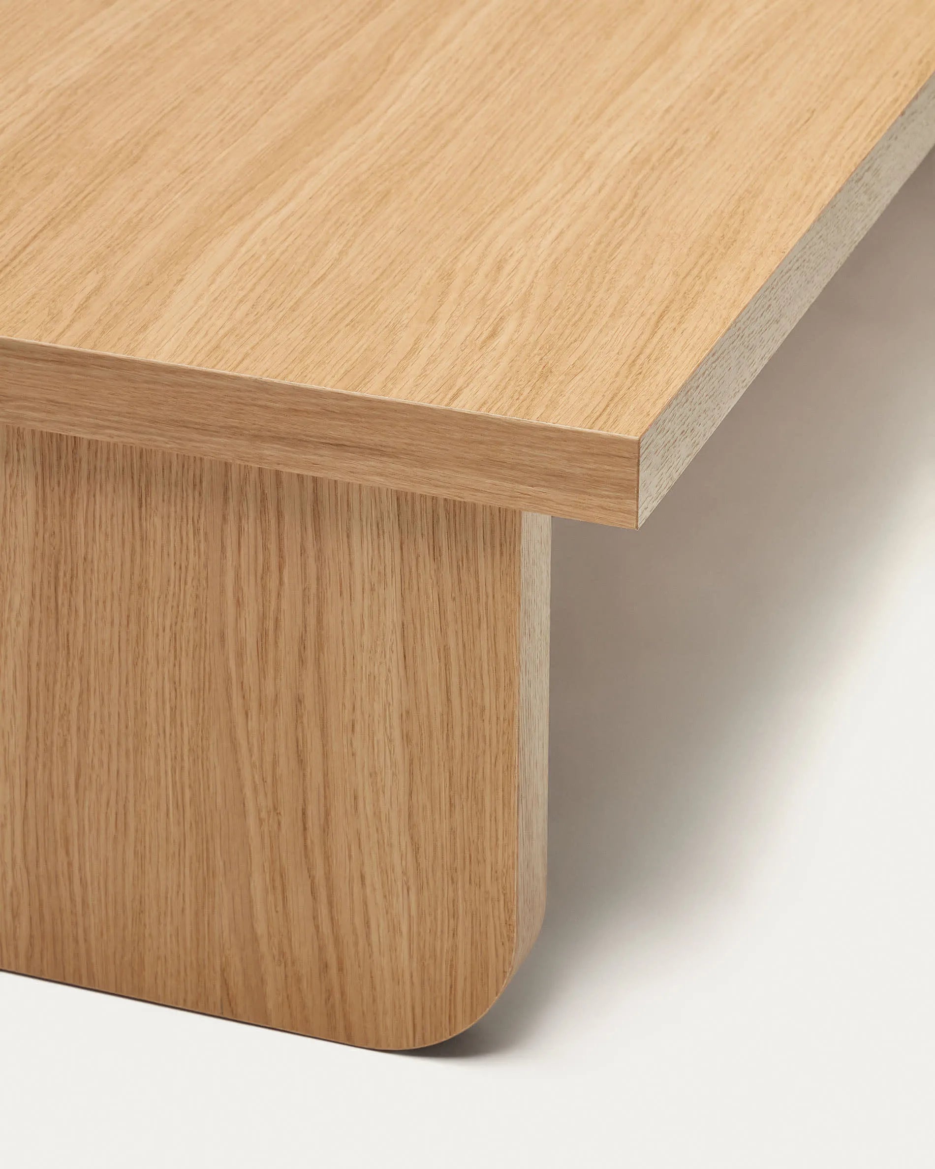 Eleganter Couchtisch aus Eichenfurnier, 140x75 cm, FSC-zertifiziert, verbindet Stil und Nachhaltigkeit.