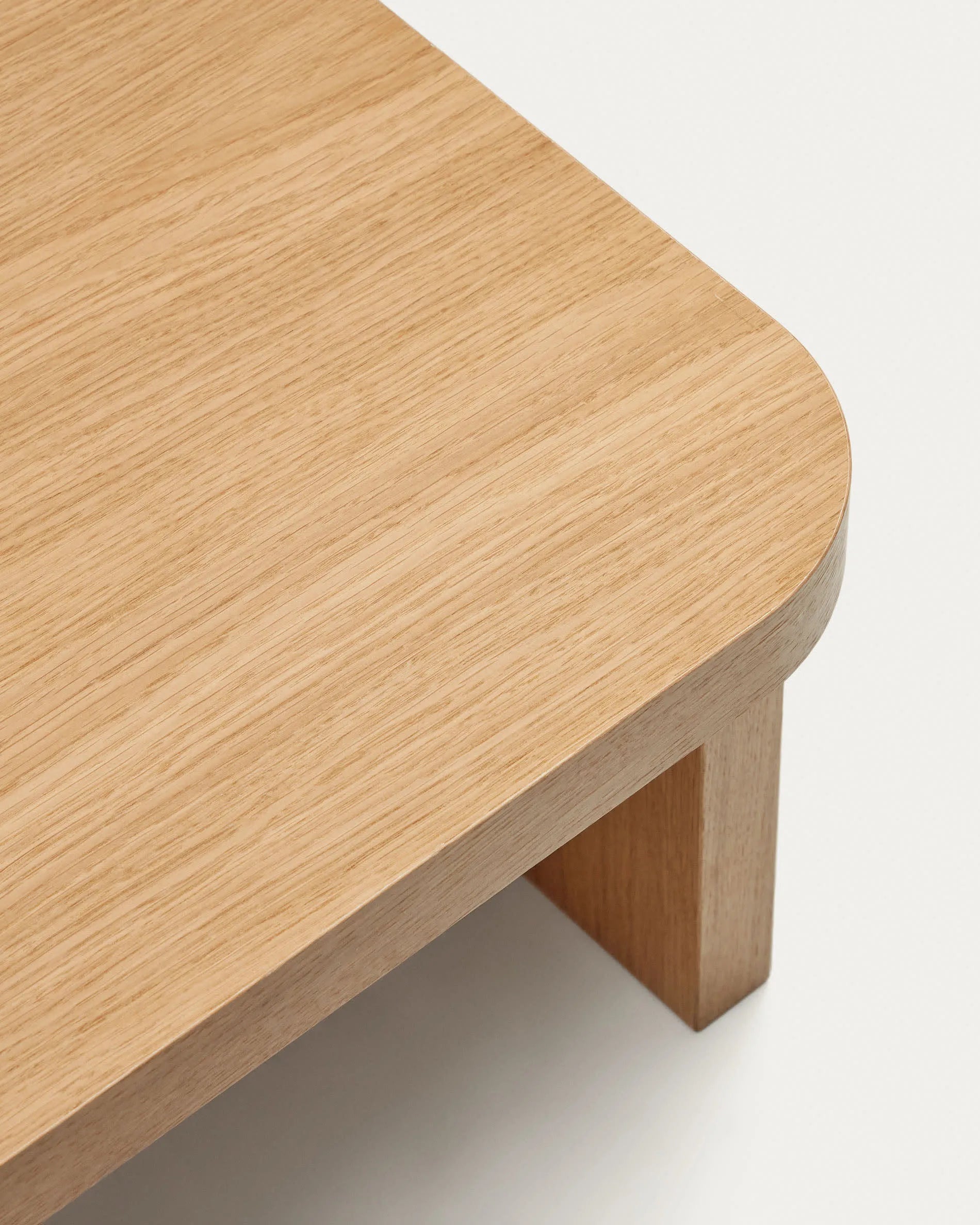 Eleganter Couchtisch aus Eichenfurnier, 140x75 cm, FSC-zertifiziert, verbindet Stil und Nachhaltigkeit.