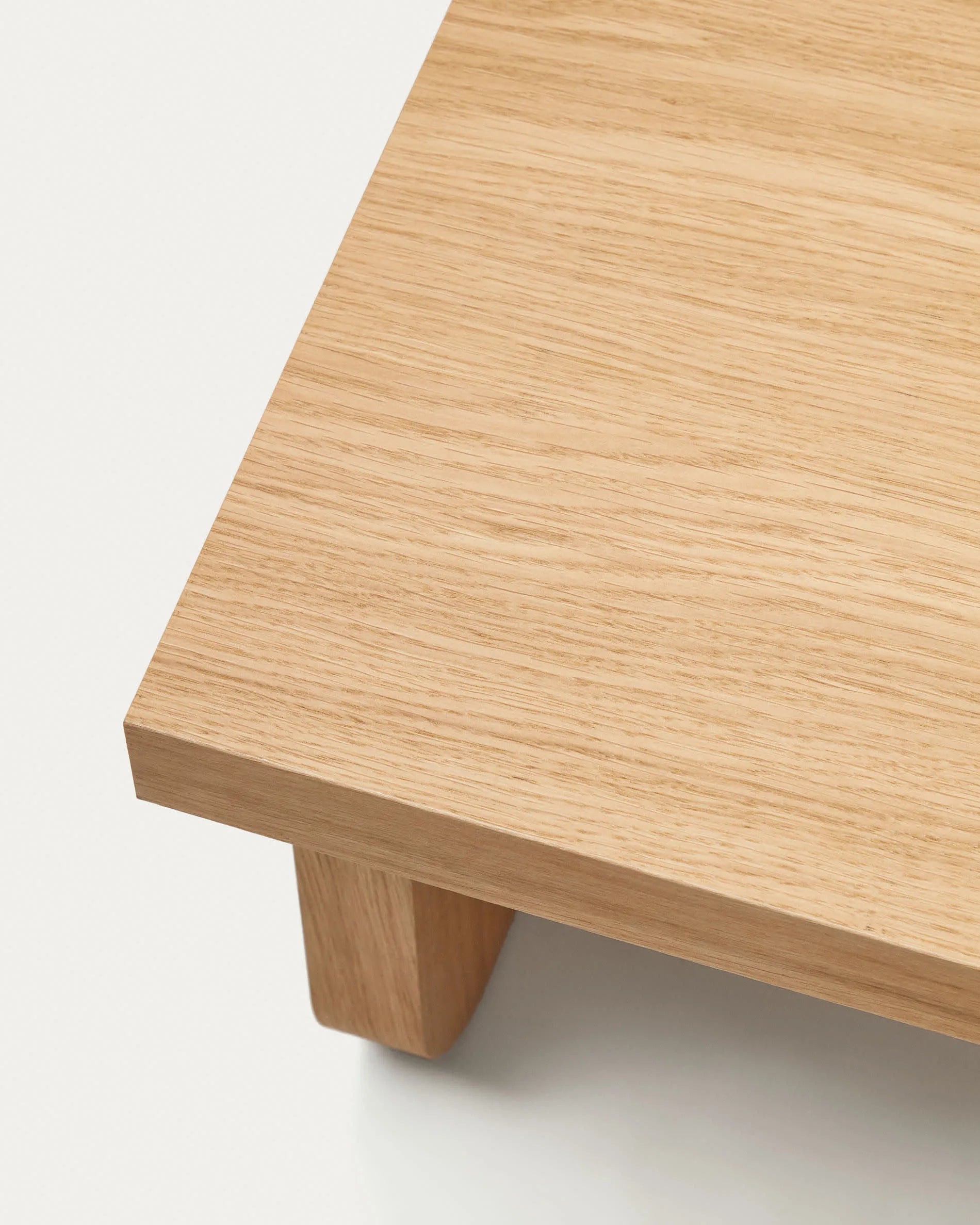Eleganter Couchtisch aus Eichenfurnier, 140x75 cm, FSC-zertifiziert, verbindet Stil und Nachhaltigkeit.