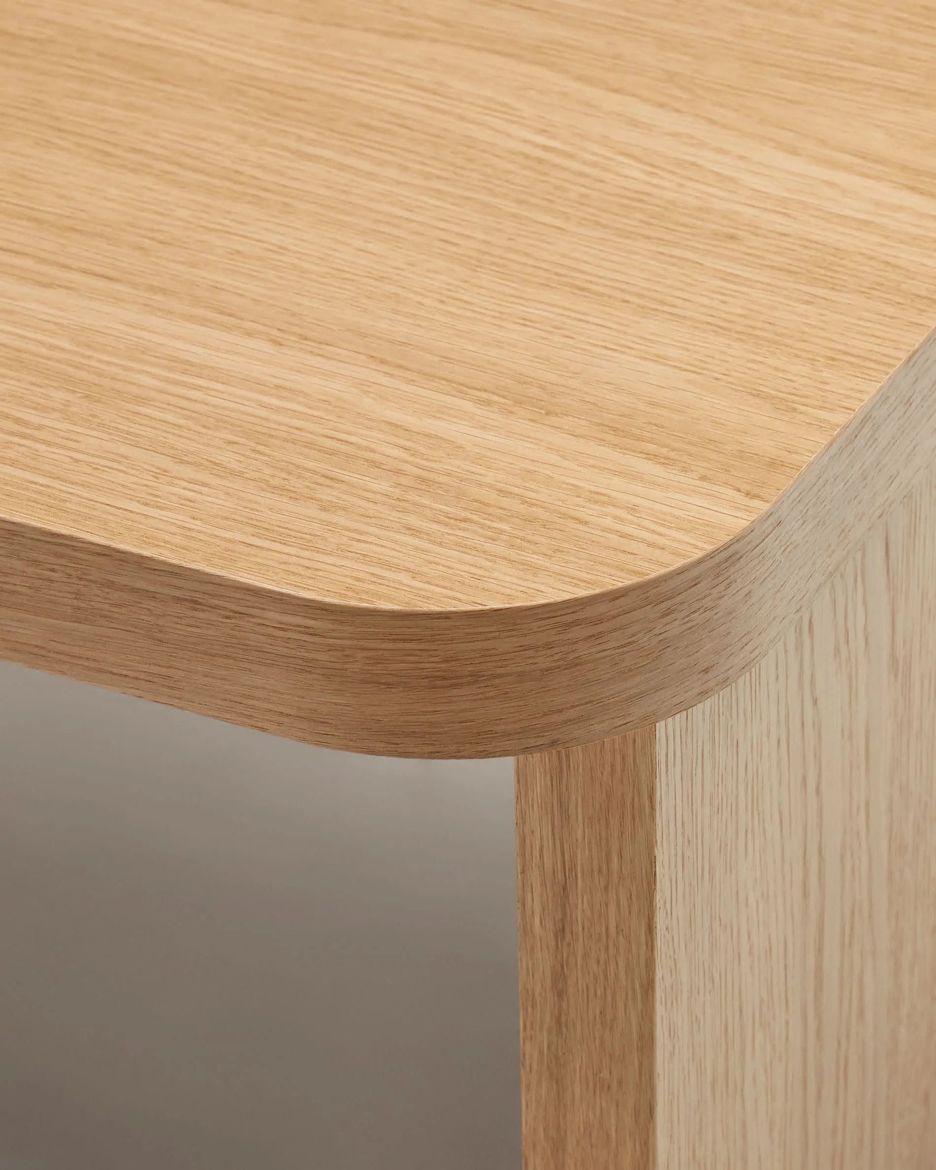 Eleganter Couchtisch aus Eichenfurnier, 140x75 cm, FSC-zertifiziert, verbindet Stil und Nachhaltigkeit.