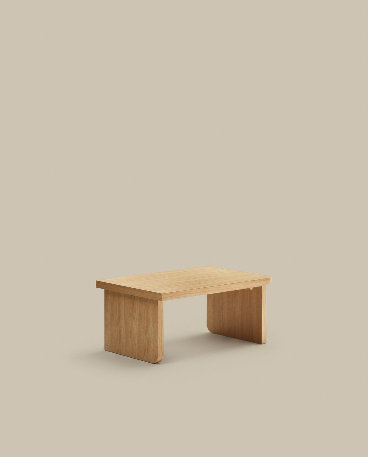 Oaq Couchtisch aus Eichenfurnier mit natürlichem Finish 89 x 62 cm FSC Mix Credit in Natur präsentiert im Onlineshop von KAQTU Design AG. Couchtisch ist von Kave Home